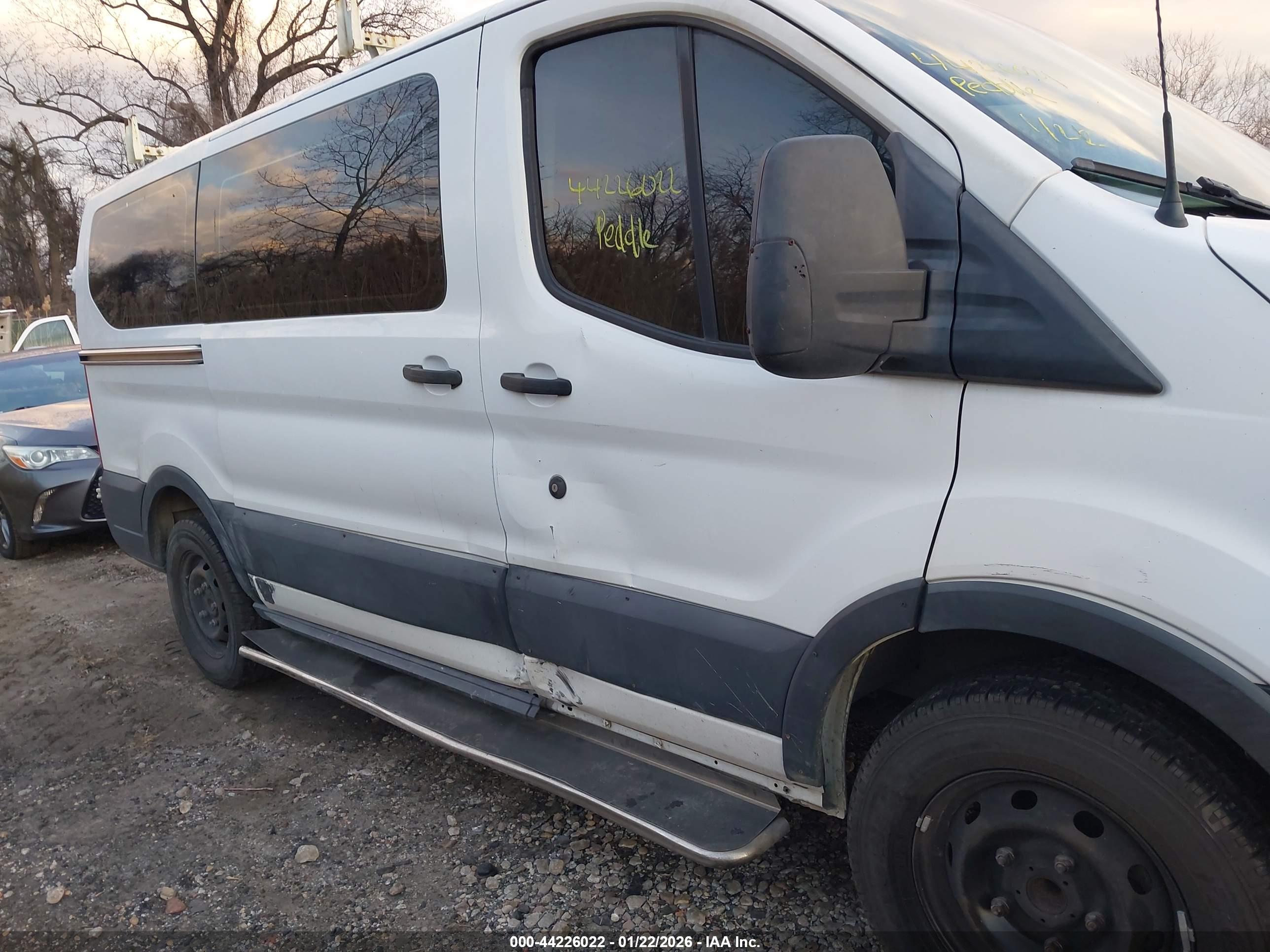 FORD TRANSIT-150 image 6