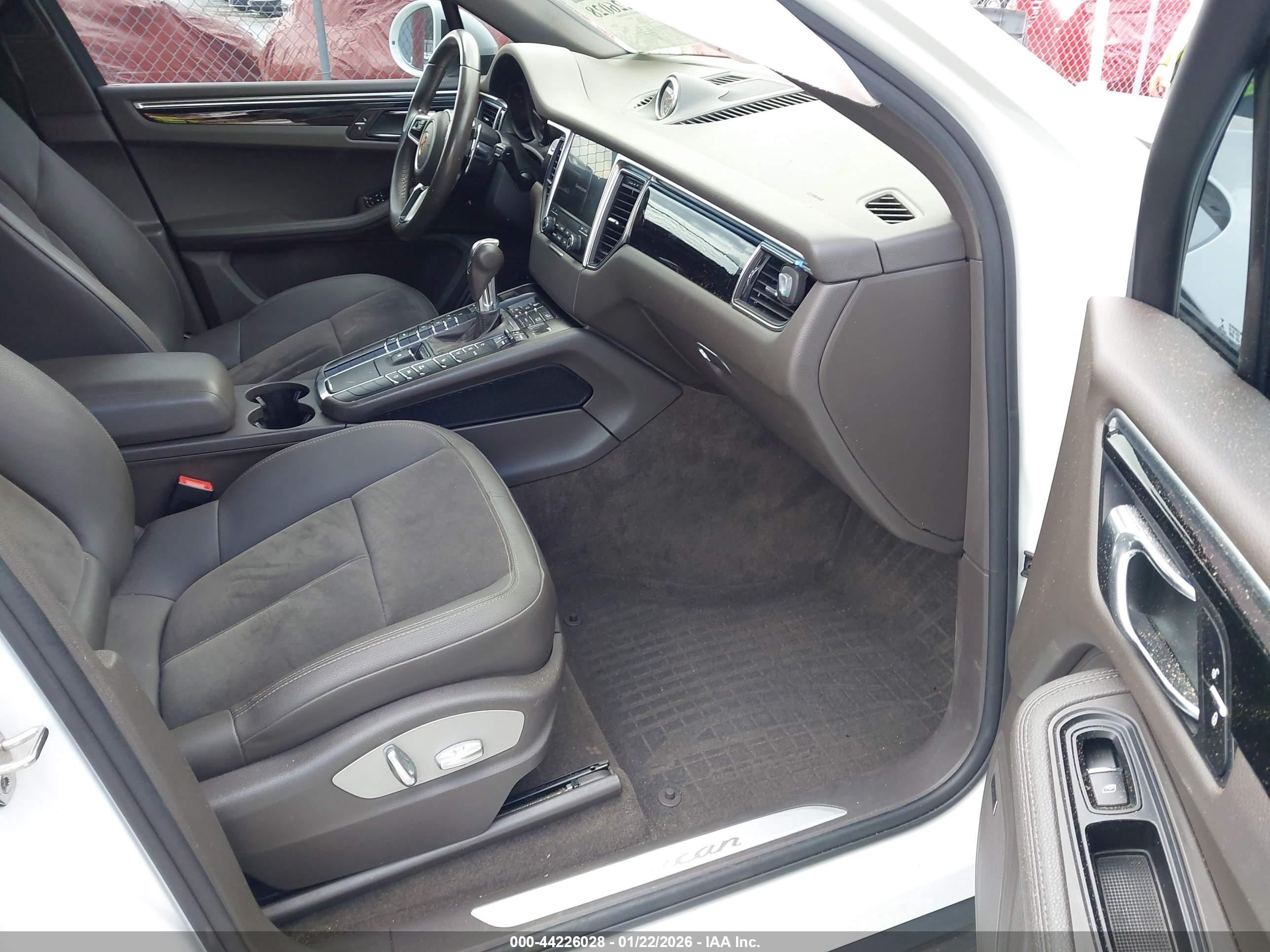 PORSCHE MACAN image 5