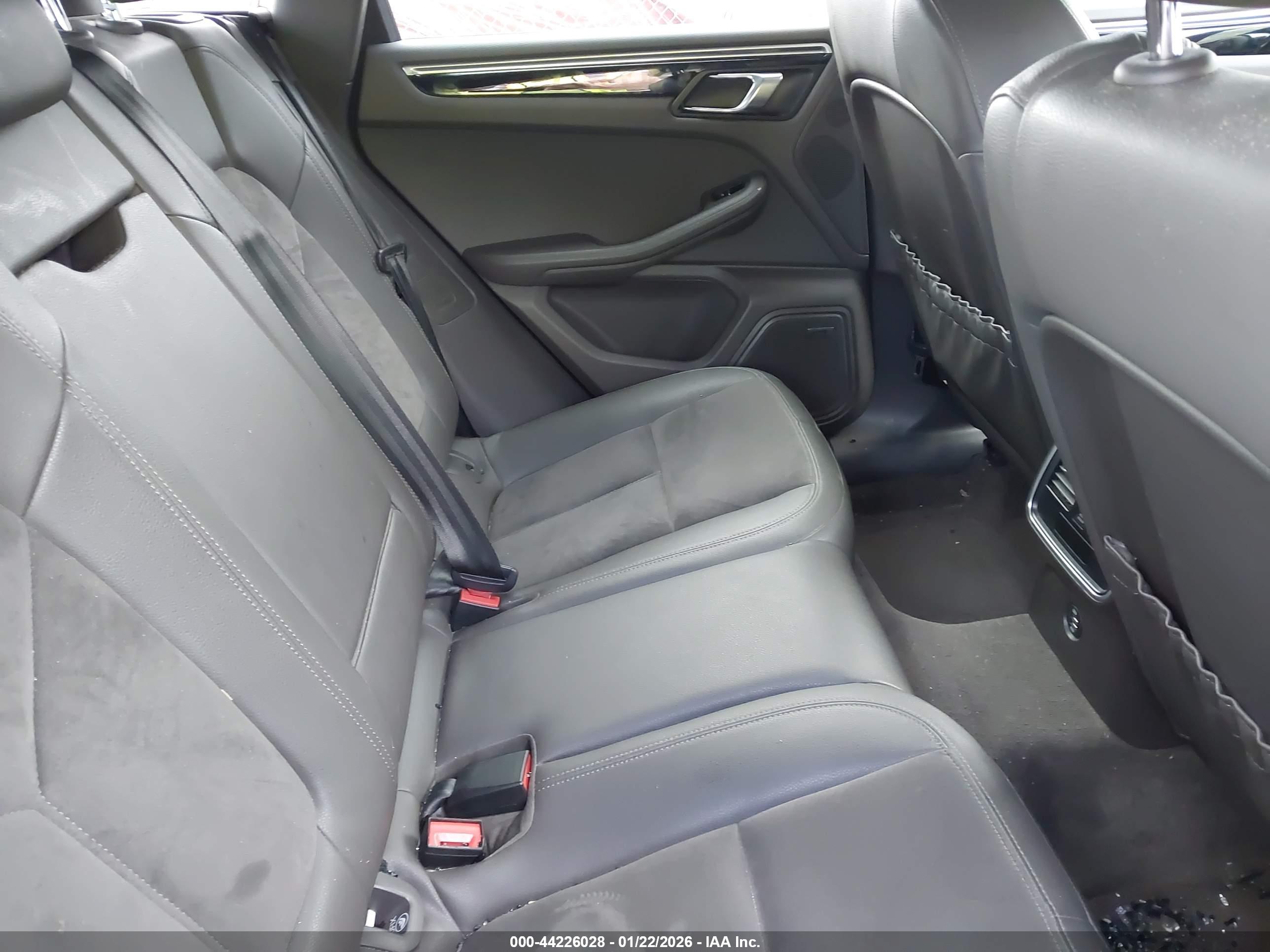 PORSCHE MACAN image 8