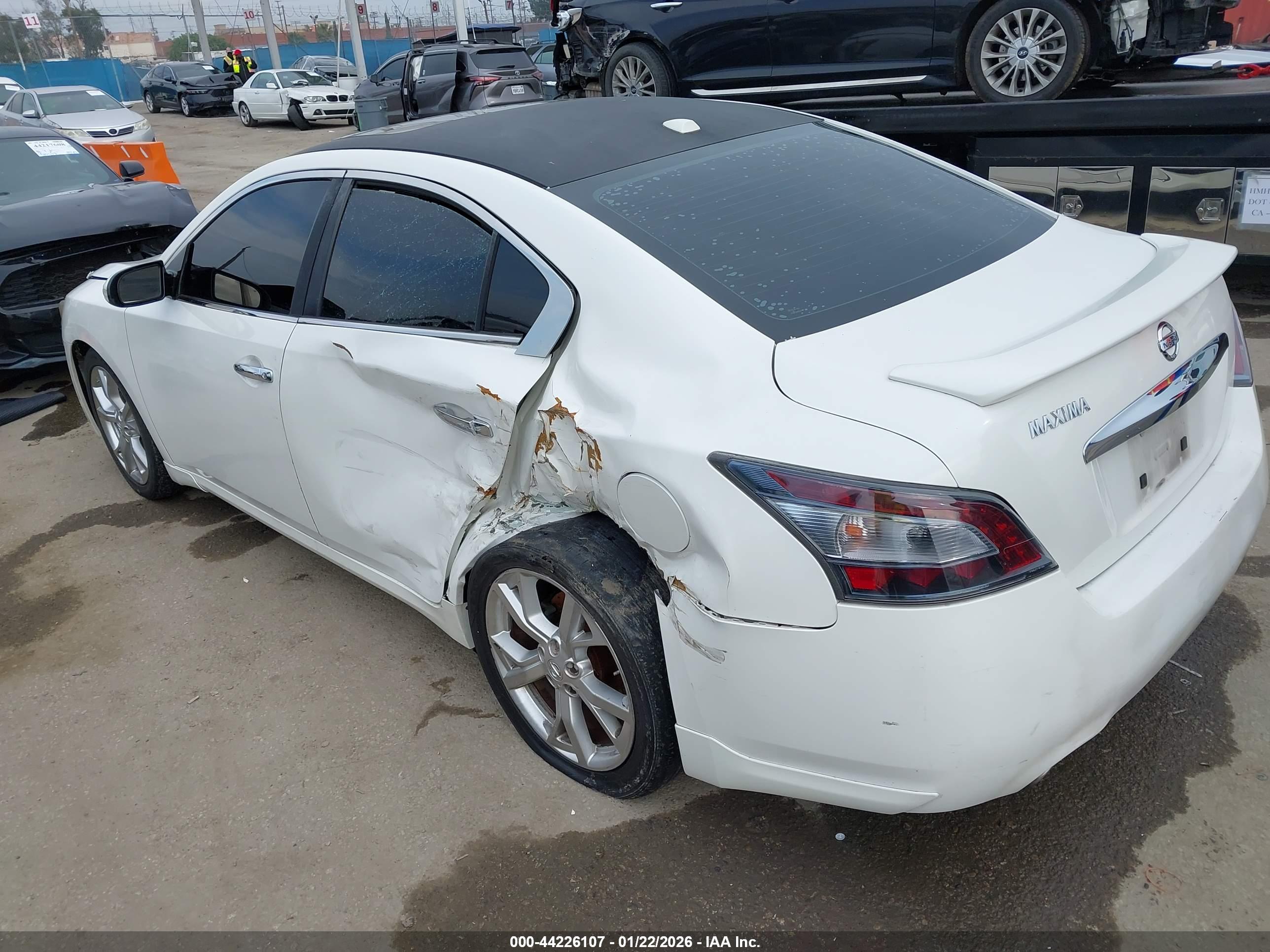 NISSAN MAXIMA image 3