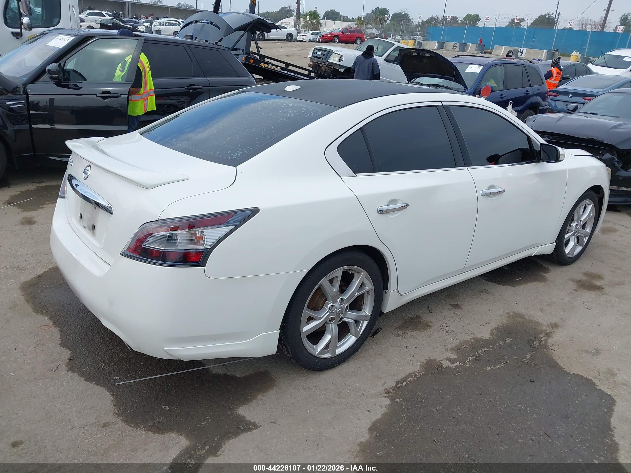 NISSAN MAXIMA image 4