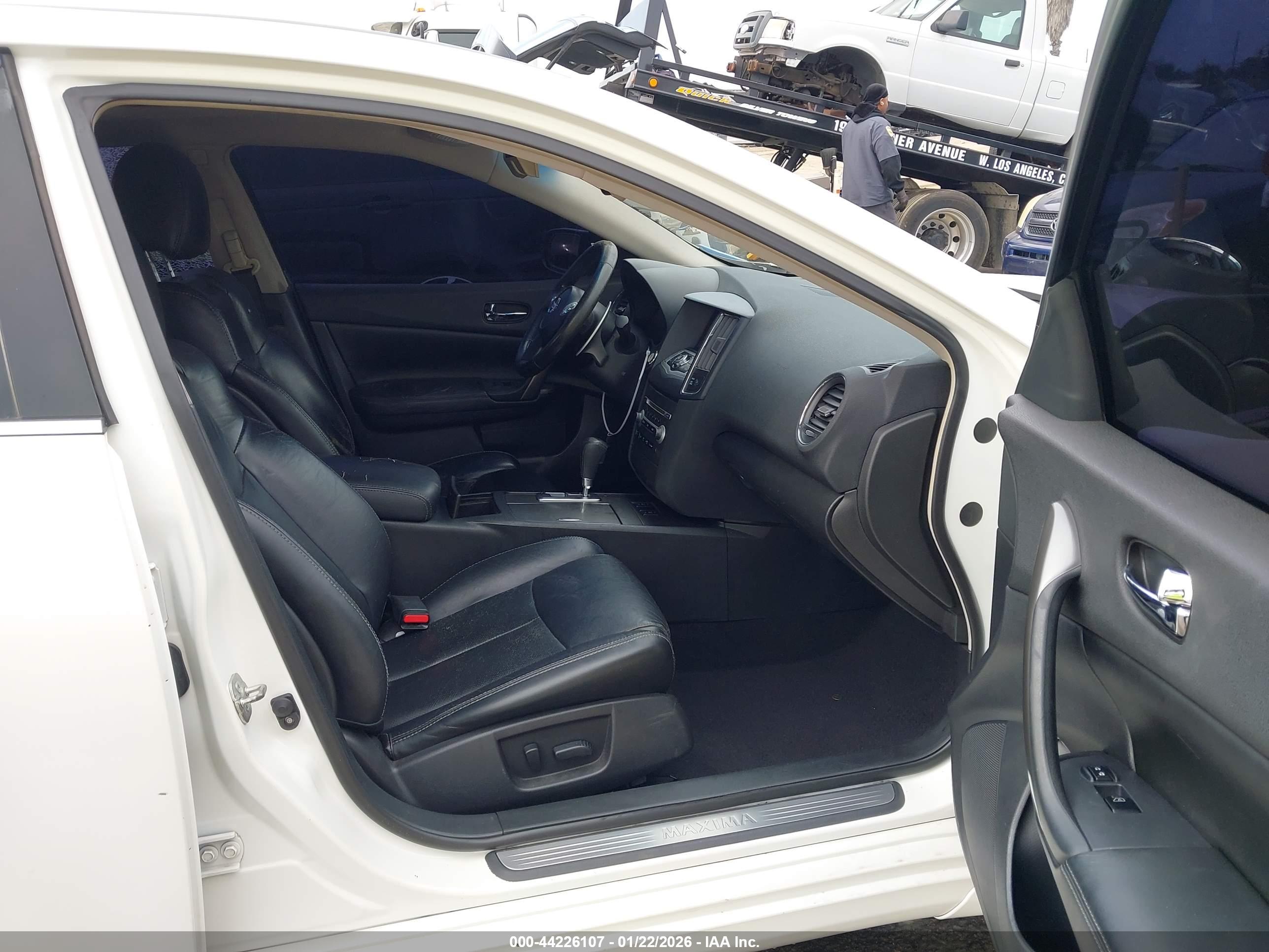 NISSAN MAXIMA image 5