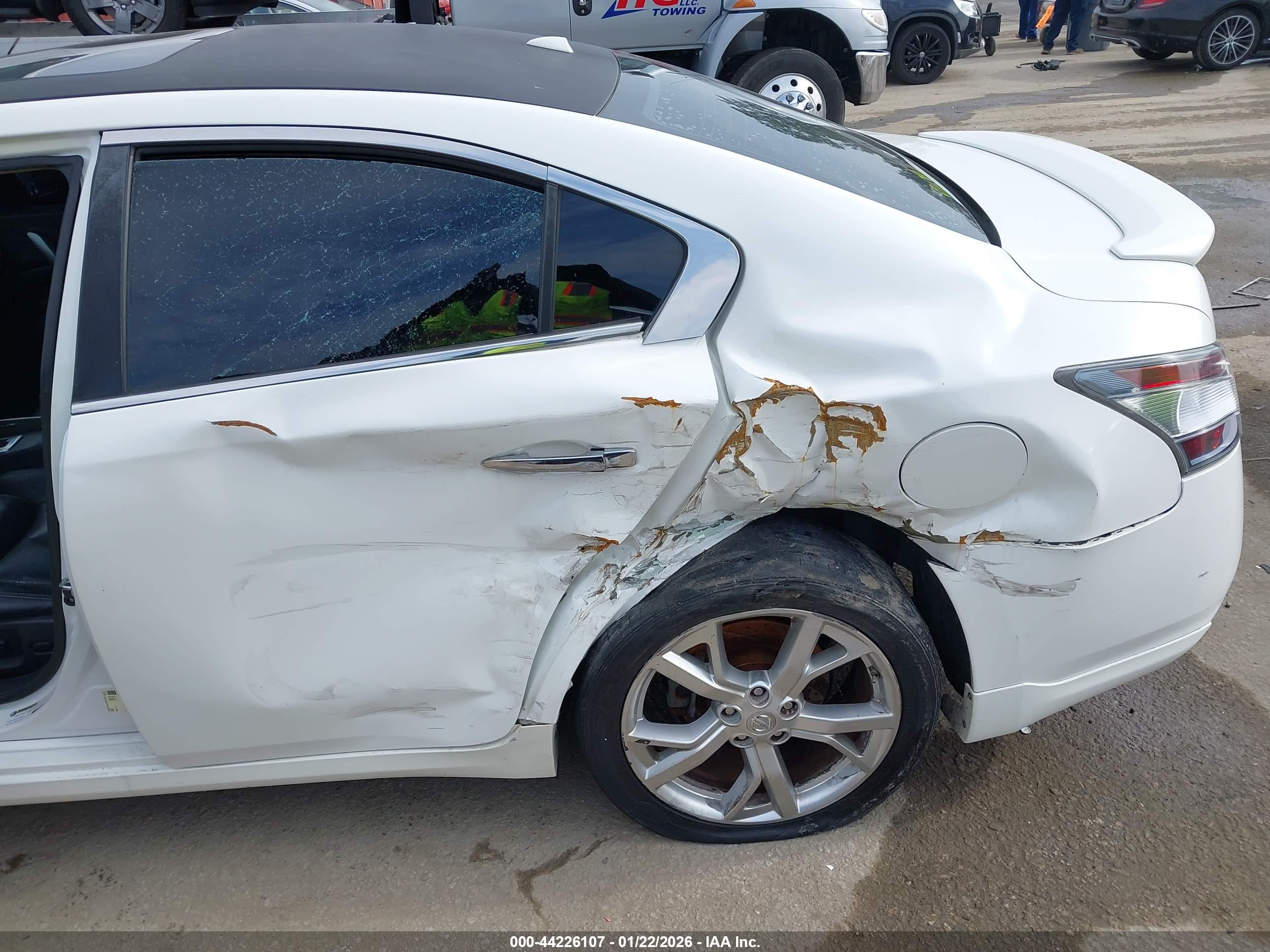 NISSAN MAXIMA image 6
