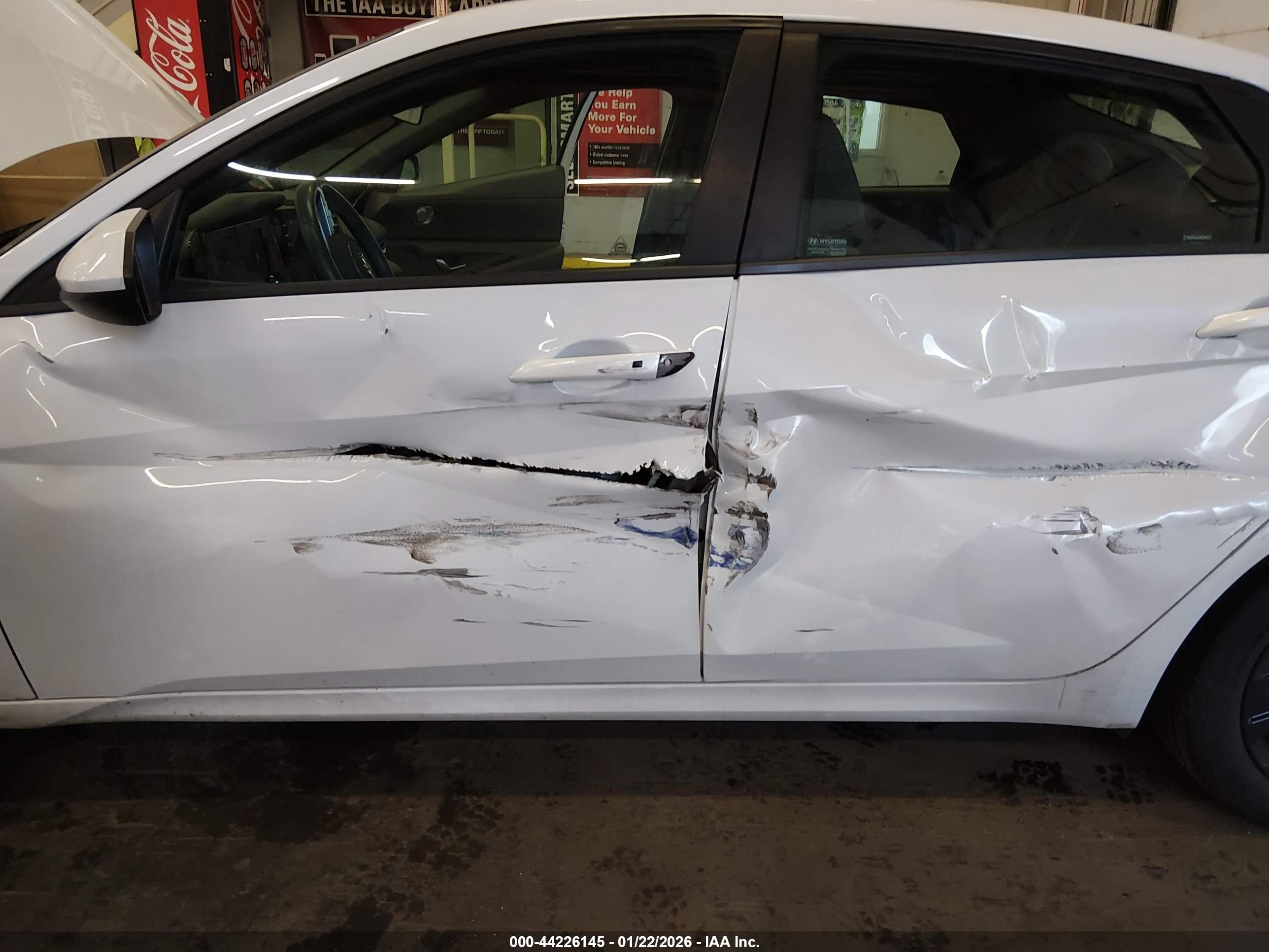 HYUNDAI ELANTRA image 6