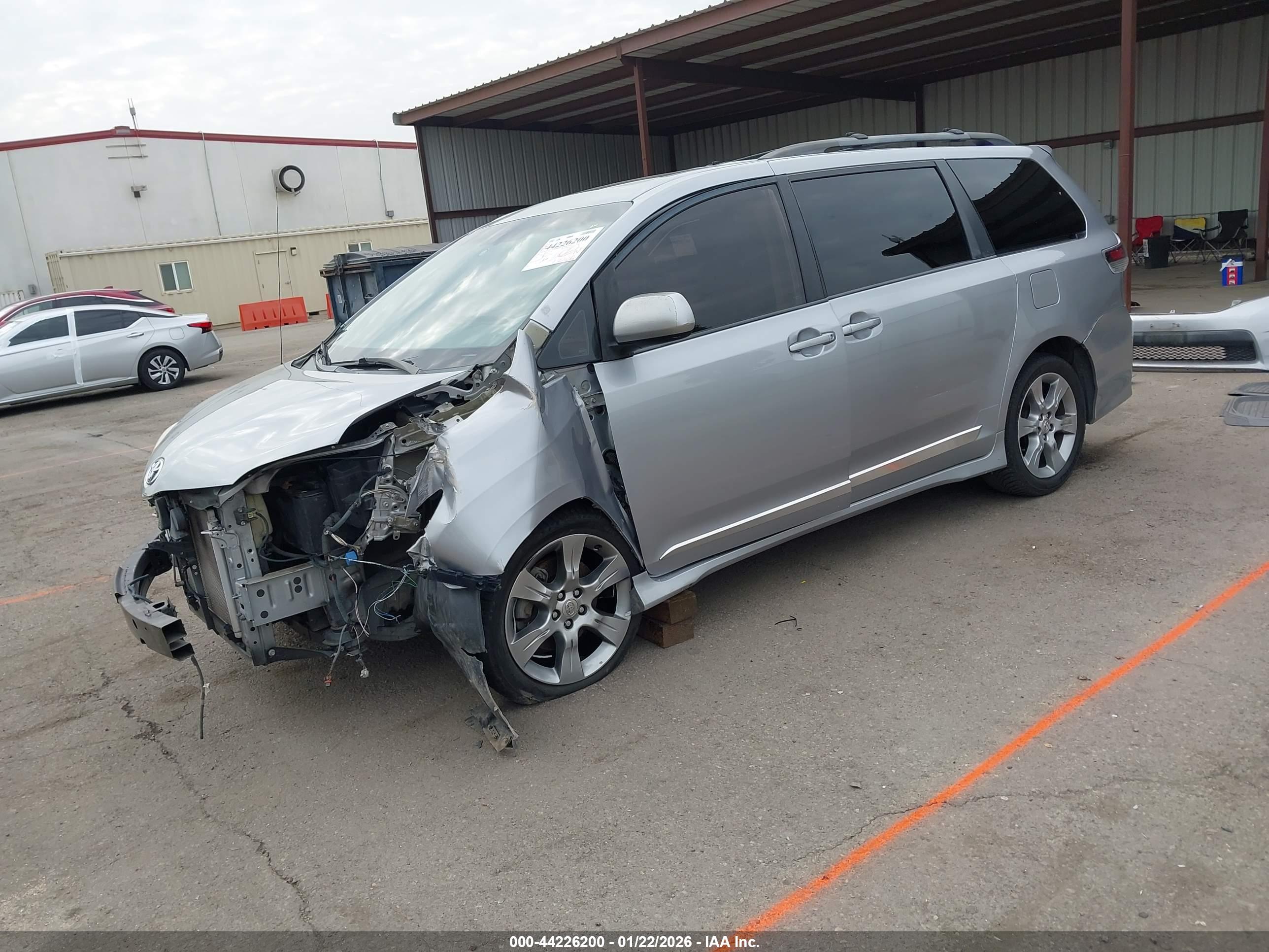 TOYOTA SIENNA image 2
