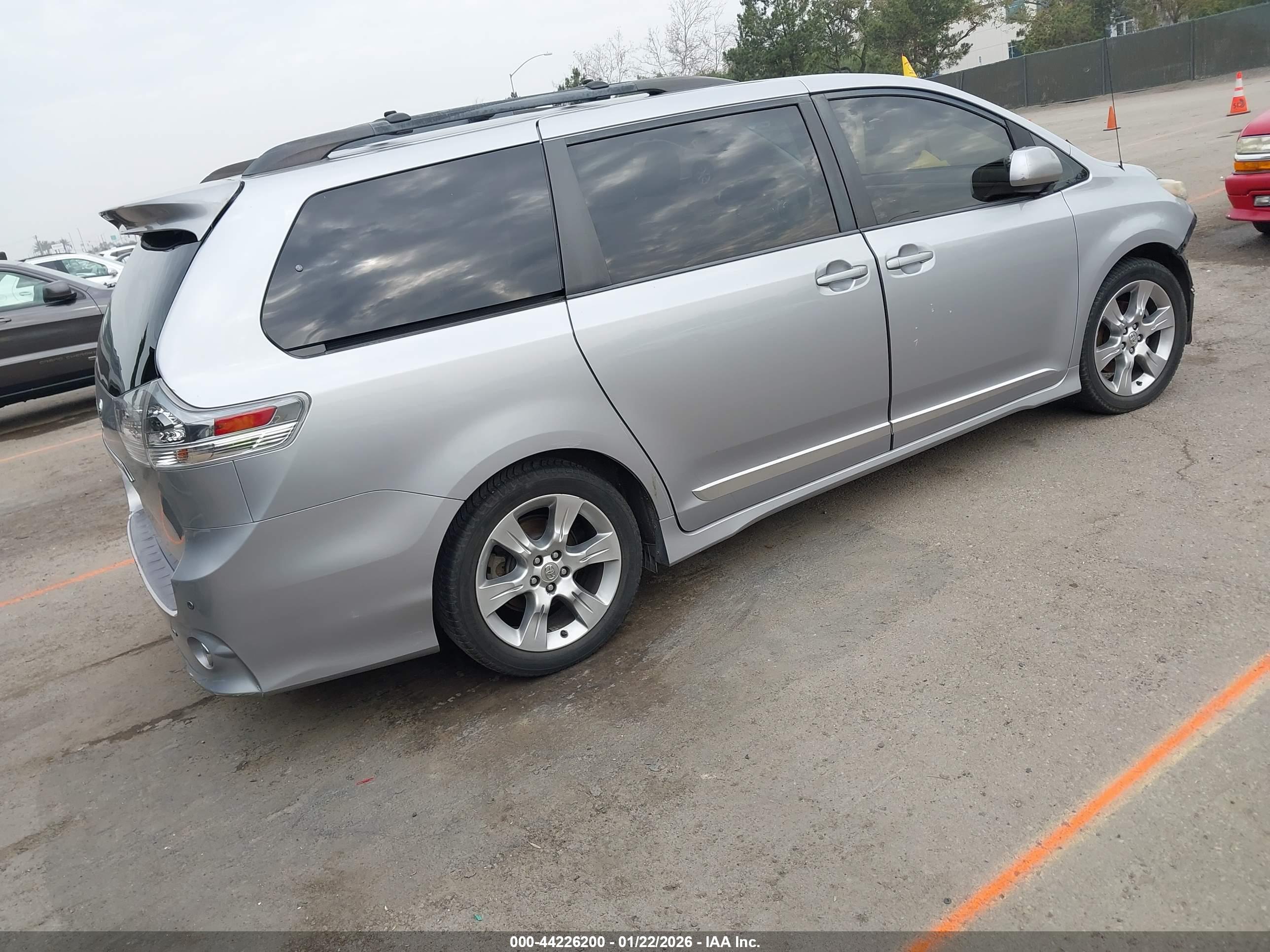 TOYOTA SIENNA image 4