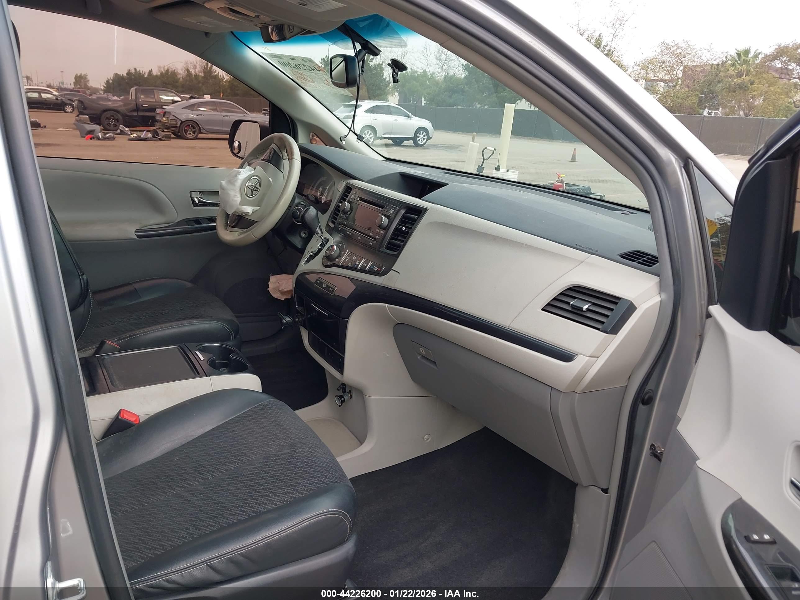 TOYOTA SIENNA image 5