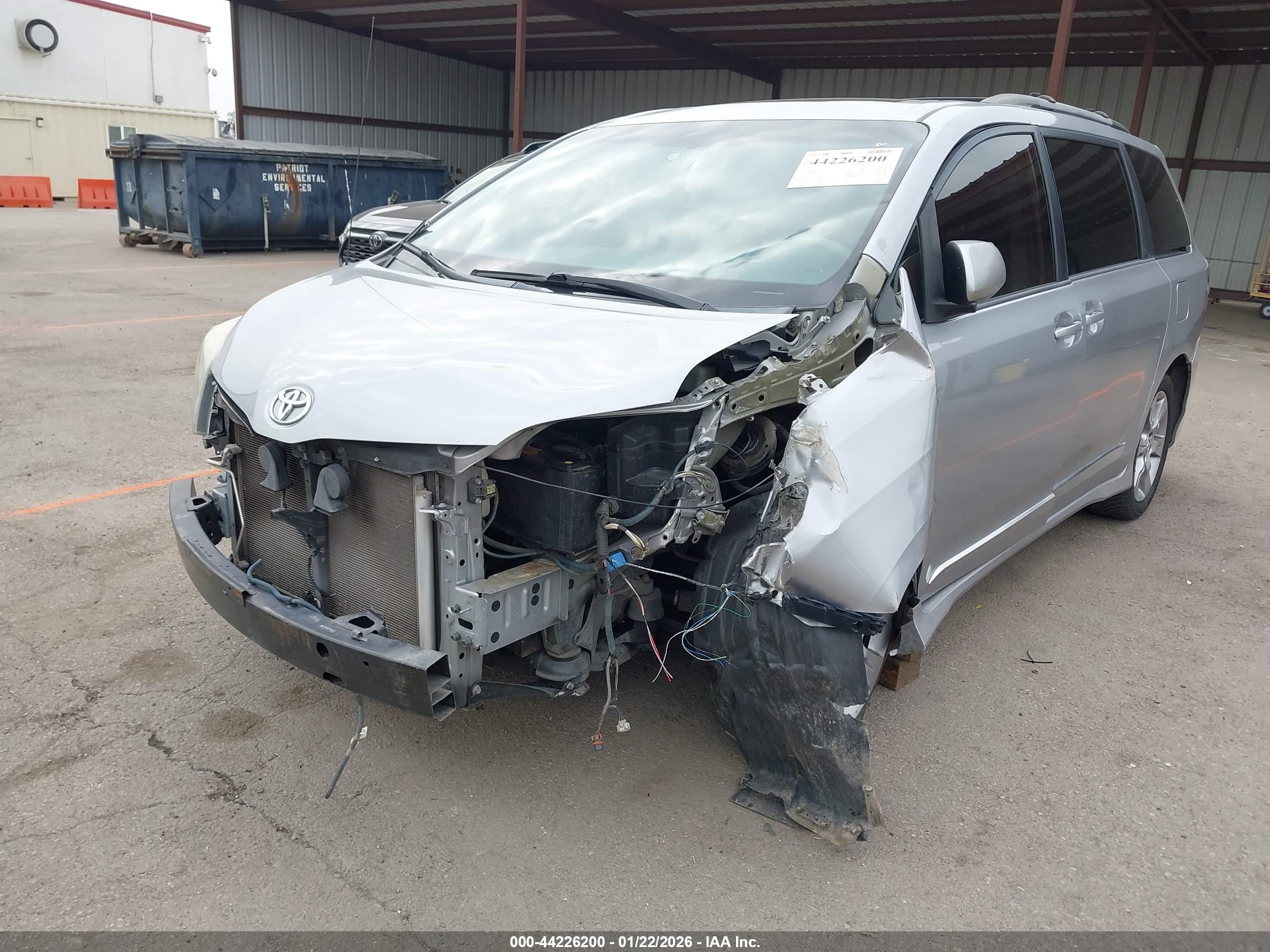 TOYOTA SIENNA image 6