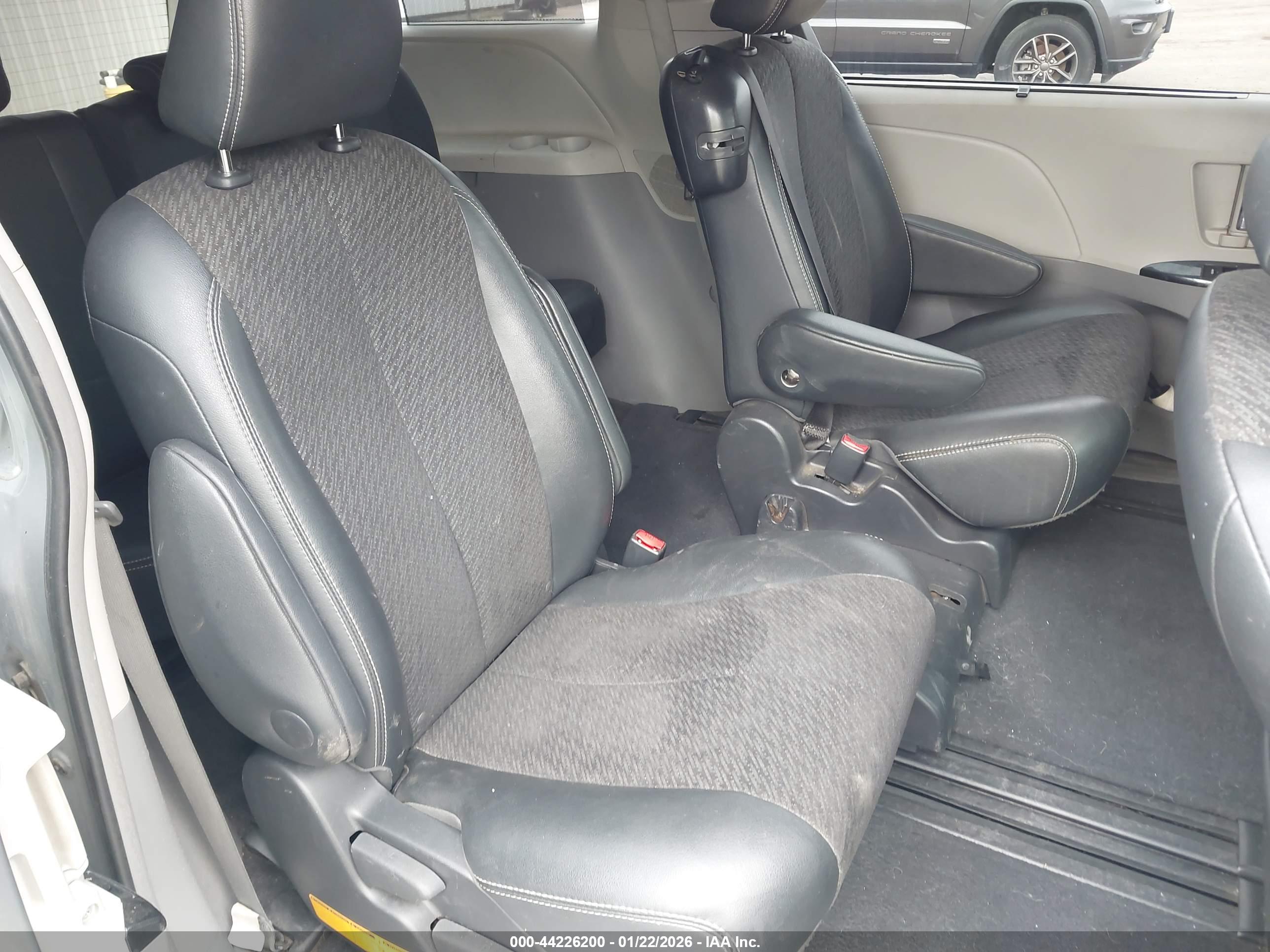 TOYOTA SIENNA image 8