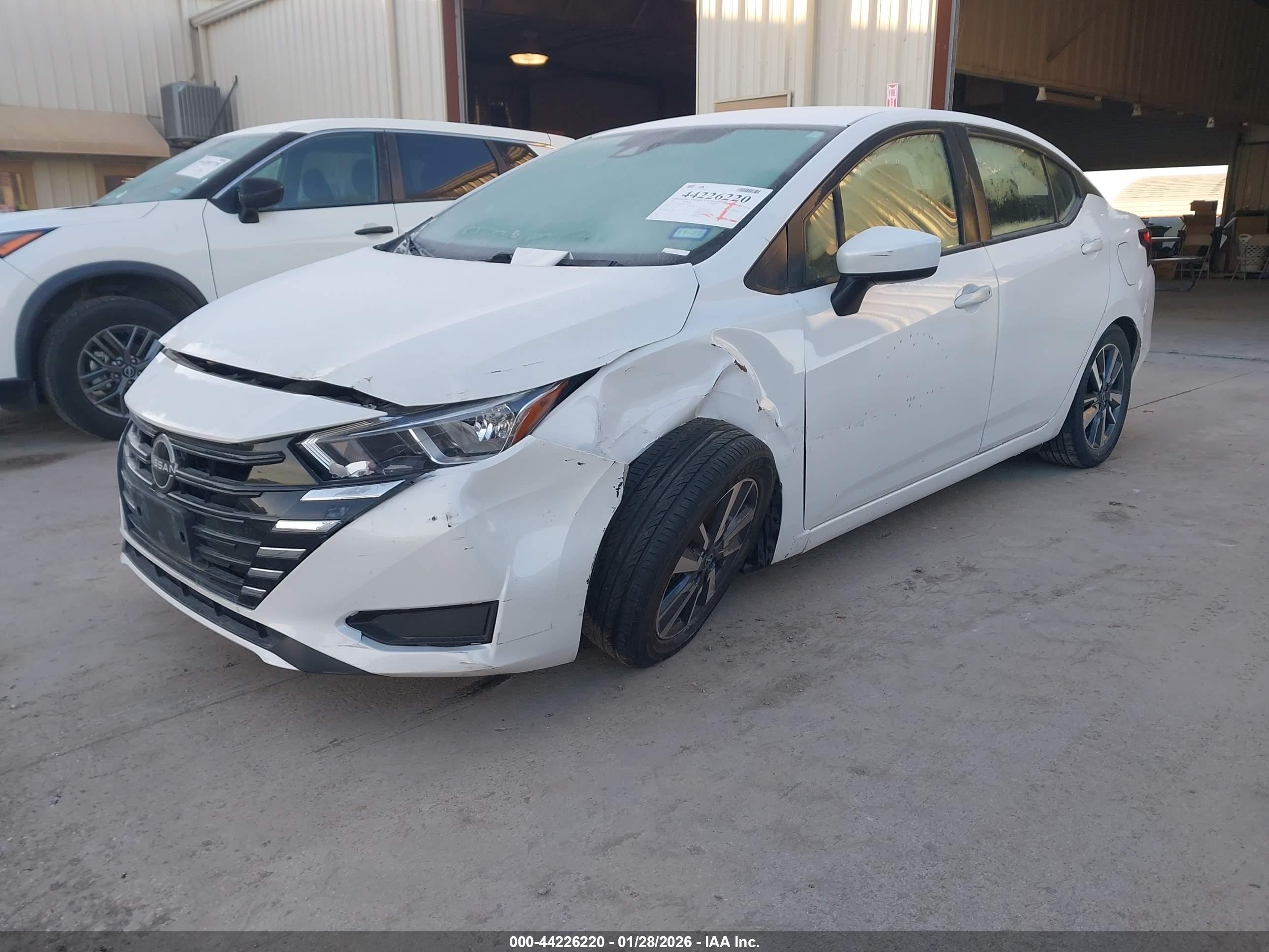 NISSAN VERSA image 2