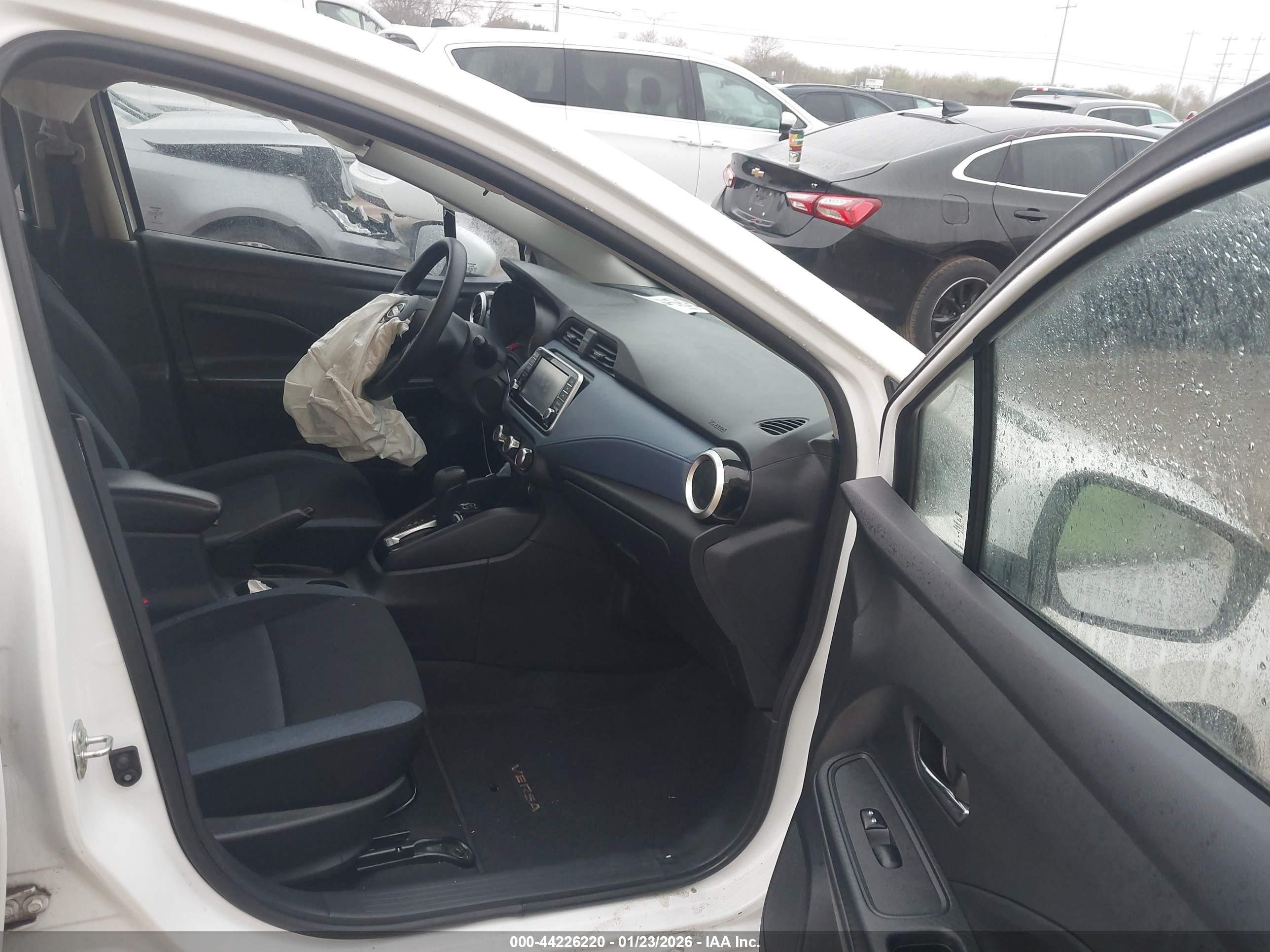 NISSAN VERSA image 5
