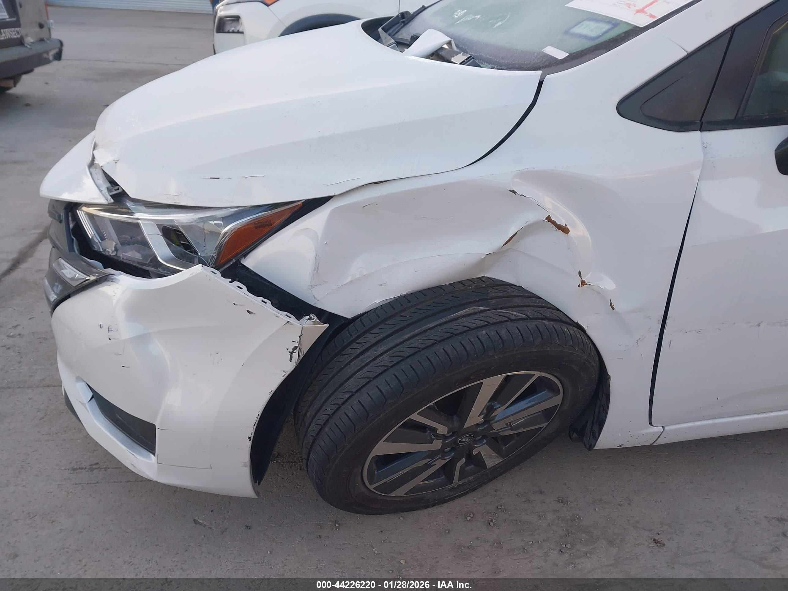 NISSAN VERSA image 6