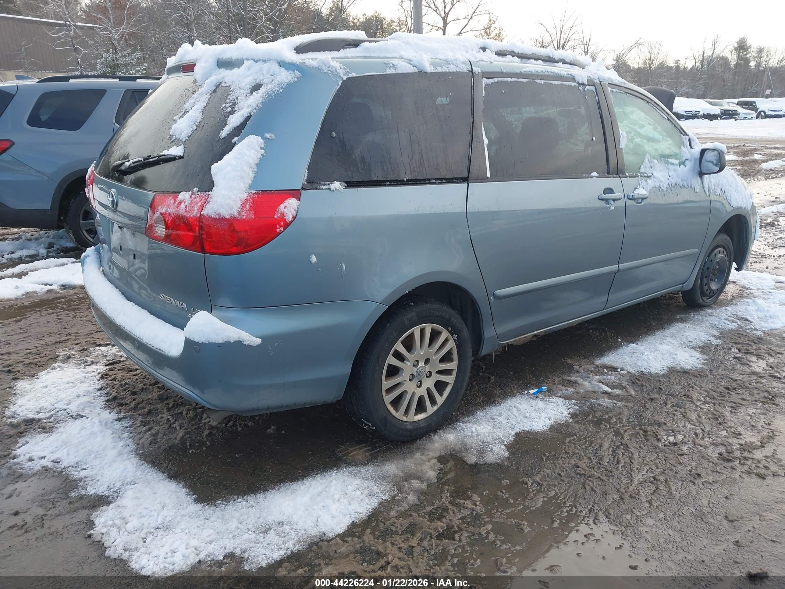 TOYOTA SIENNA image 4