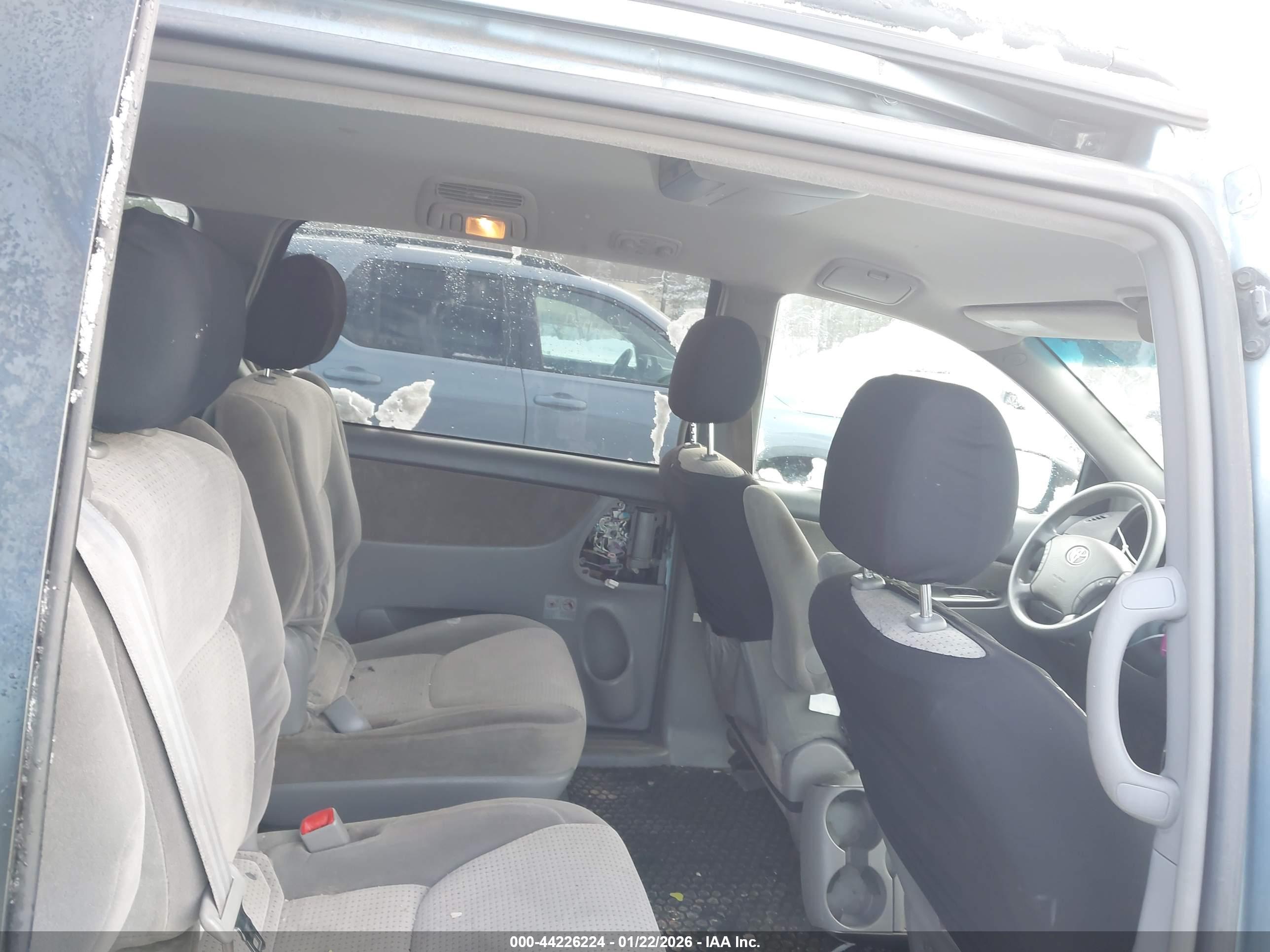 TOYOTA SIENNA image 8