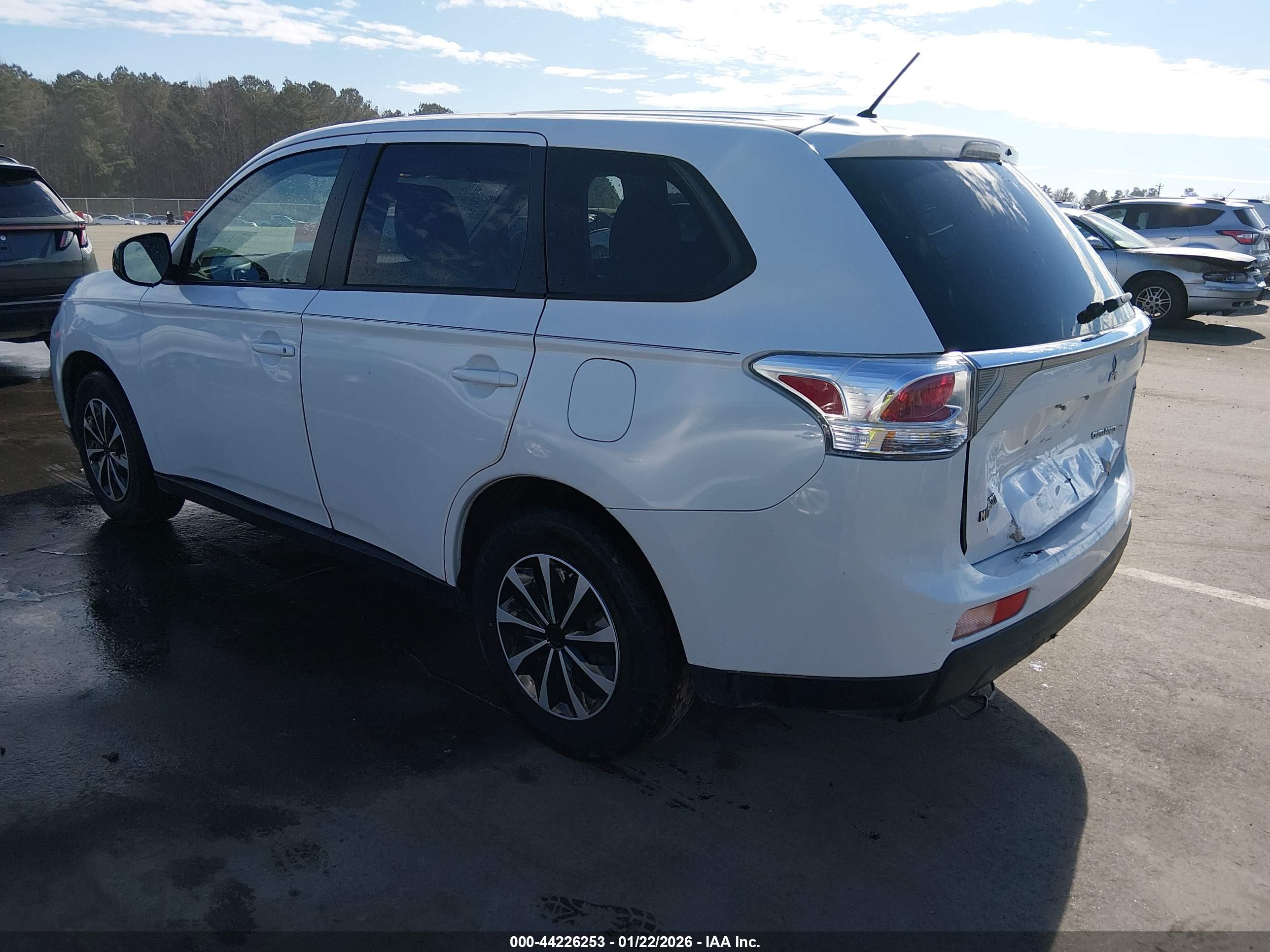 MITSUBISHI OUTLANDER image 3
