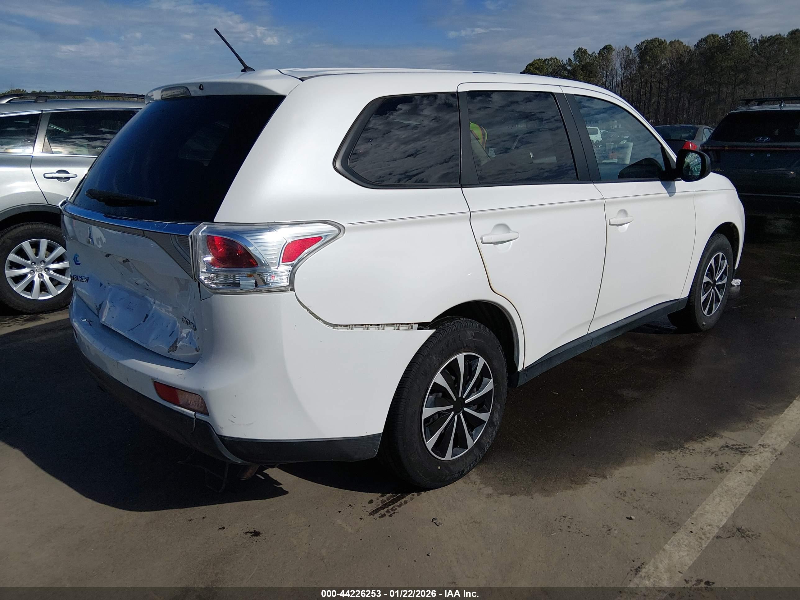 MITSUBISHI OUTLANDER image 4