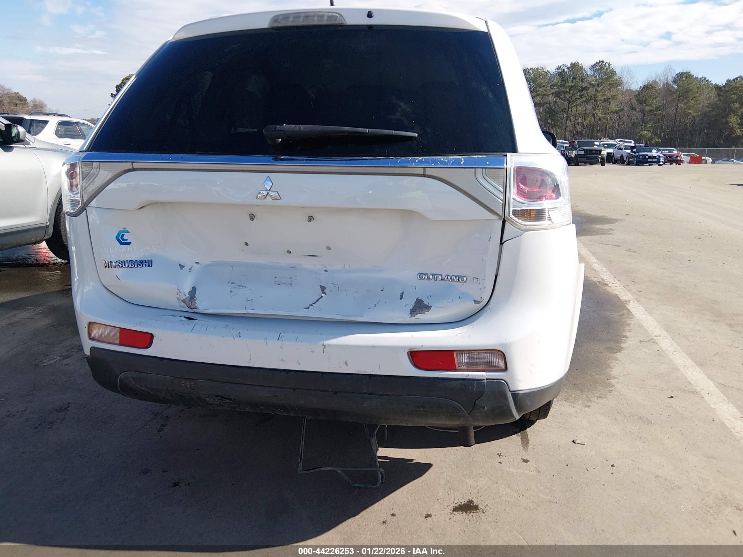 MITSUBISHI OUTLANDER image 6