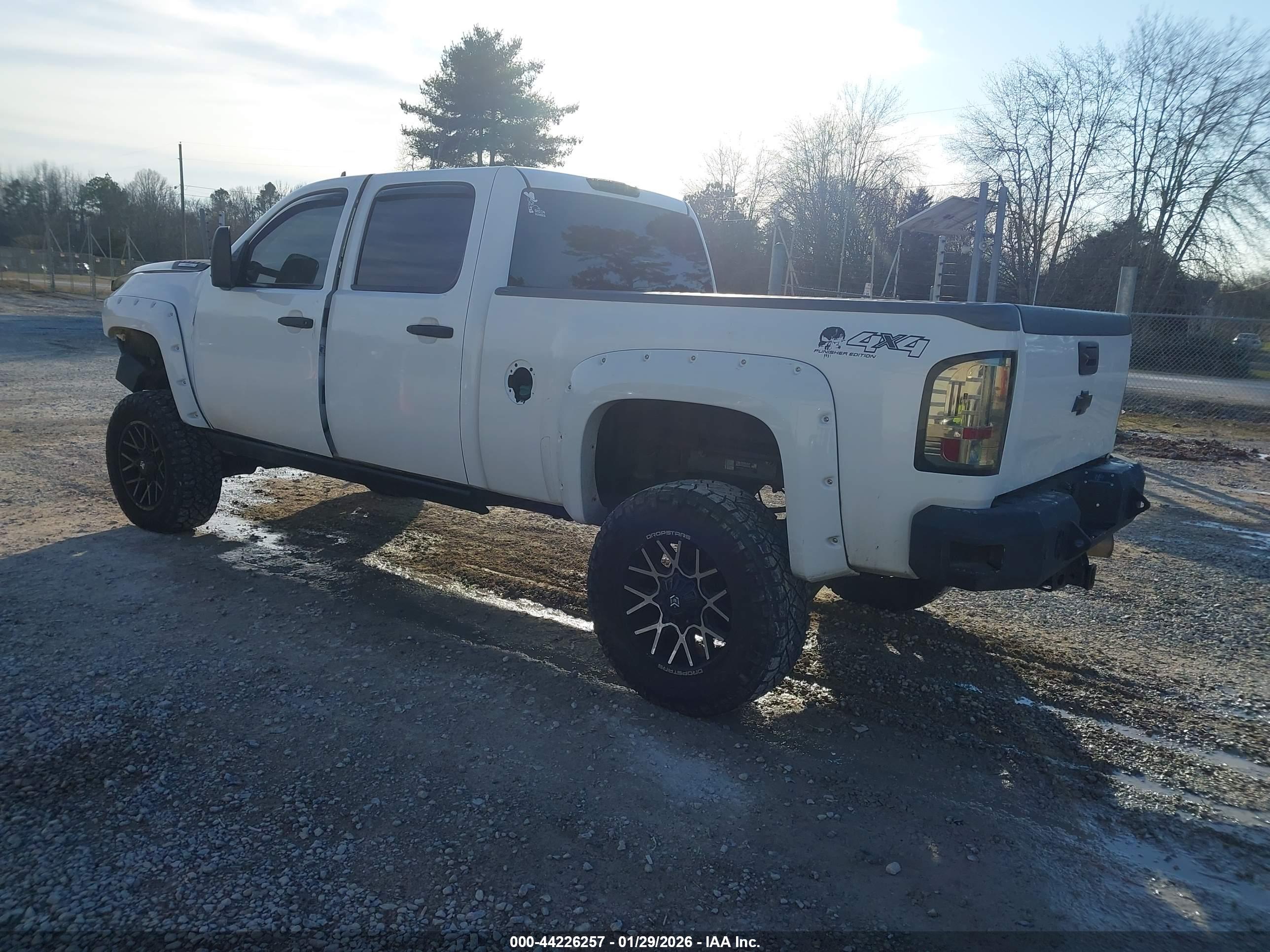 CHEVROLET SILVERADO image 3
