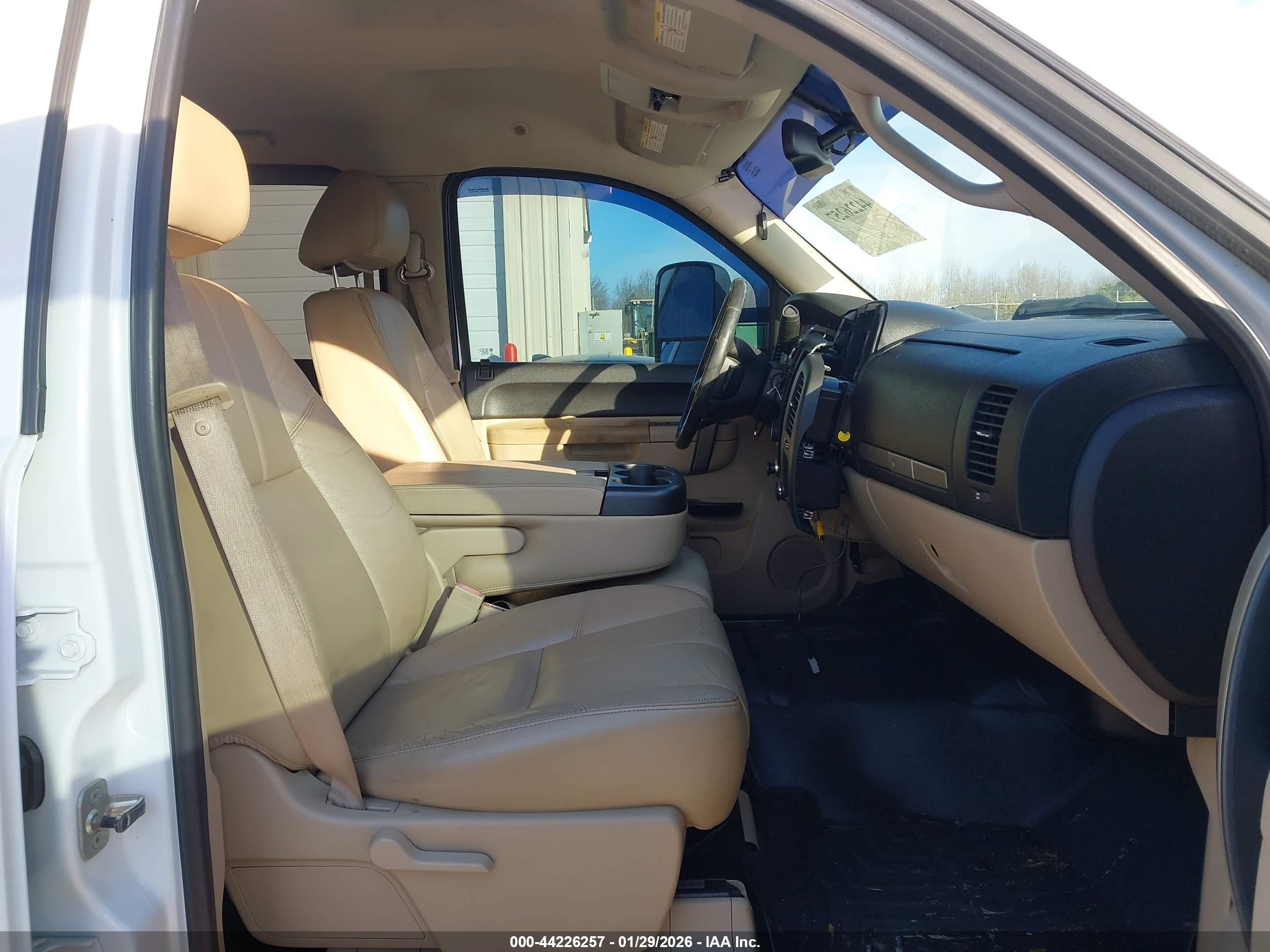 CHEVROLET SILVERADO image 5