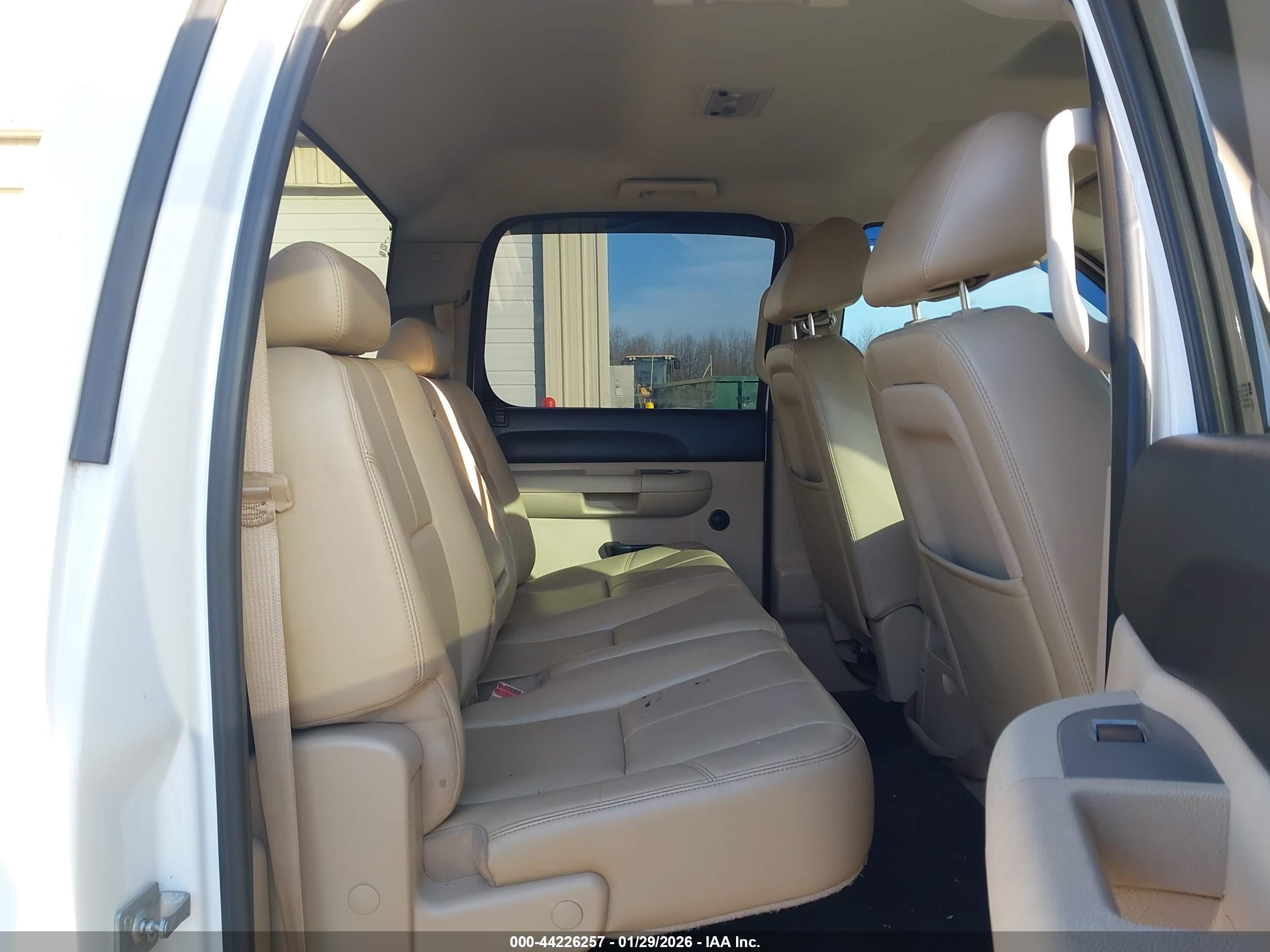 CHEVROLET SILVERADO image 8
