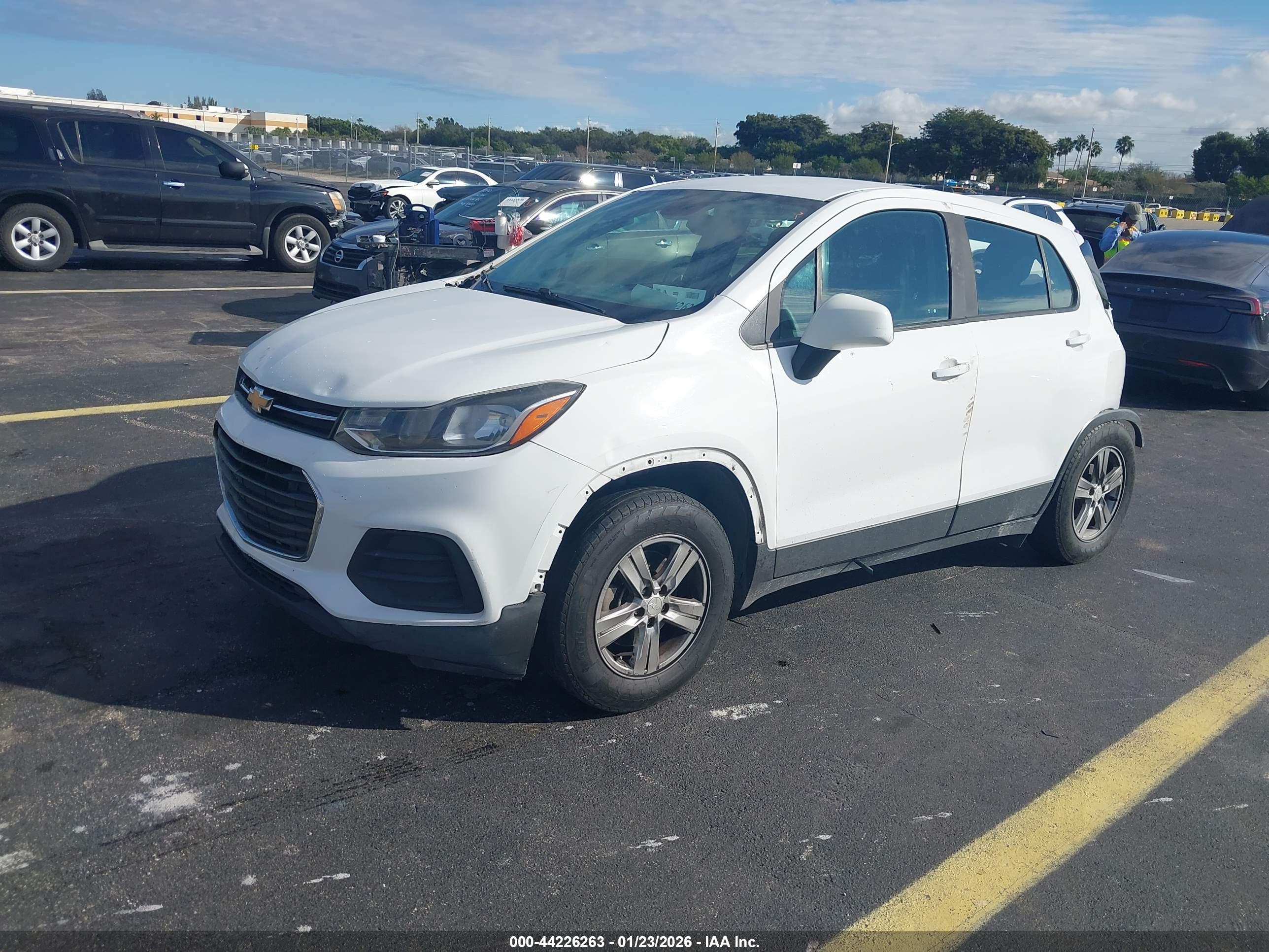 CHEVROLET TRAX image 2