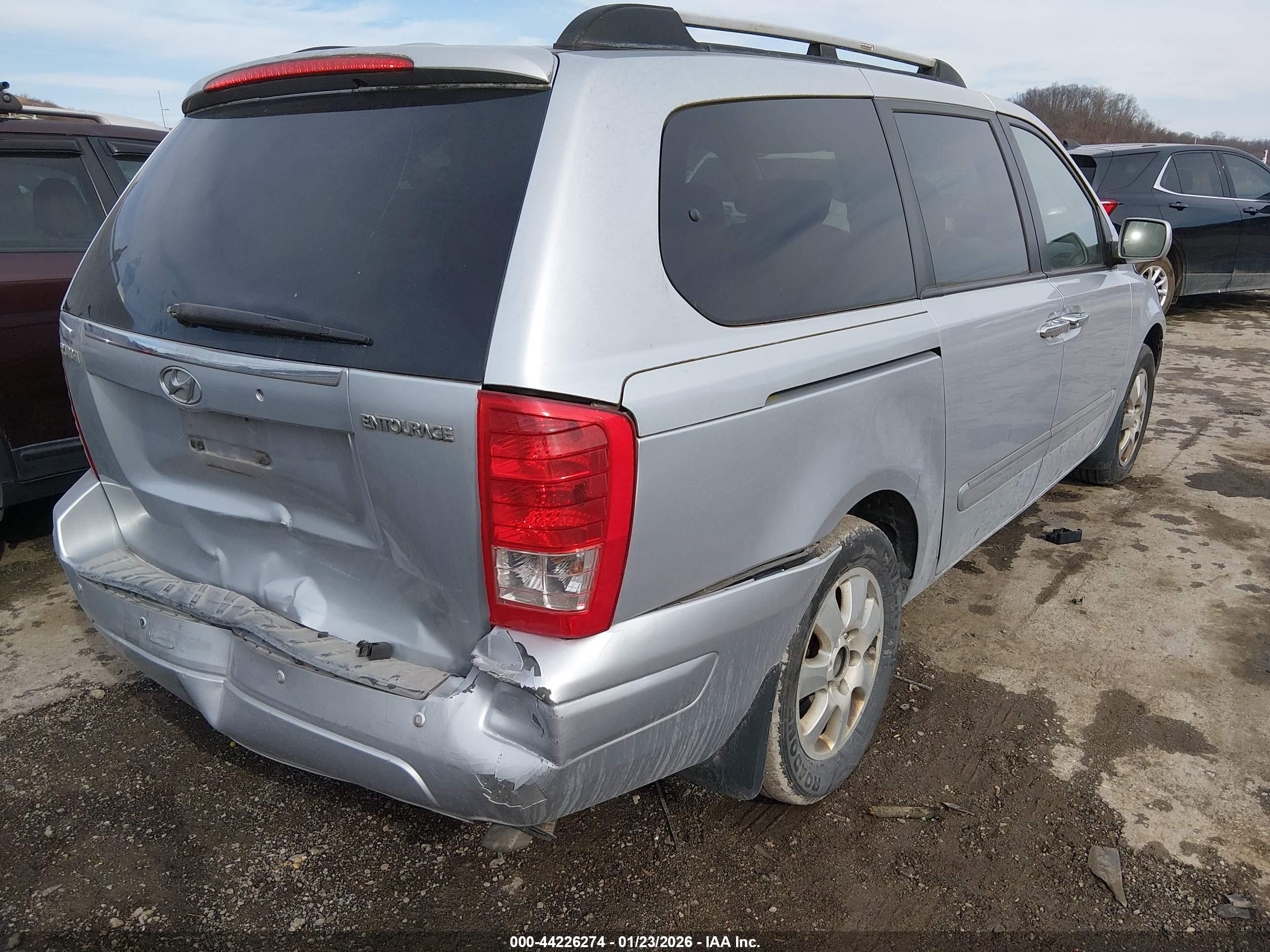 HYUNDAI ENTOURAGE image 4