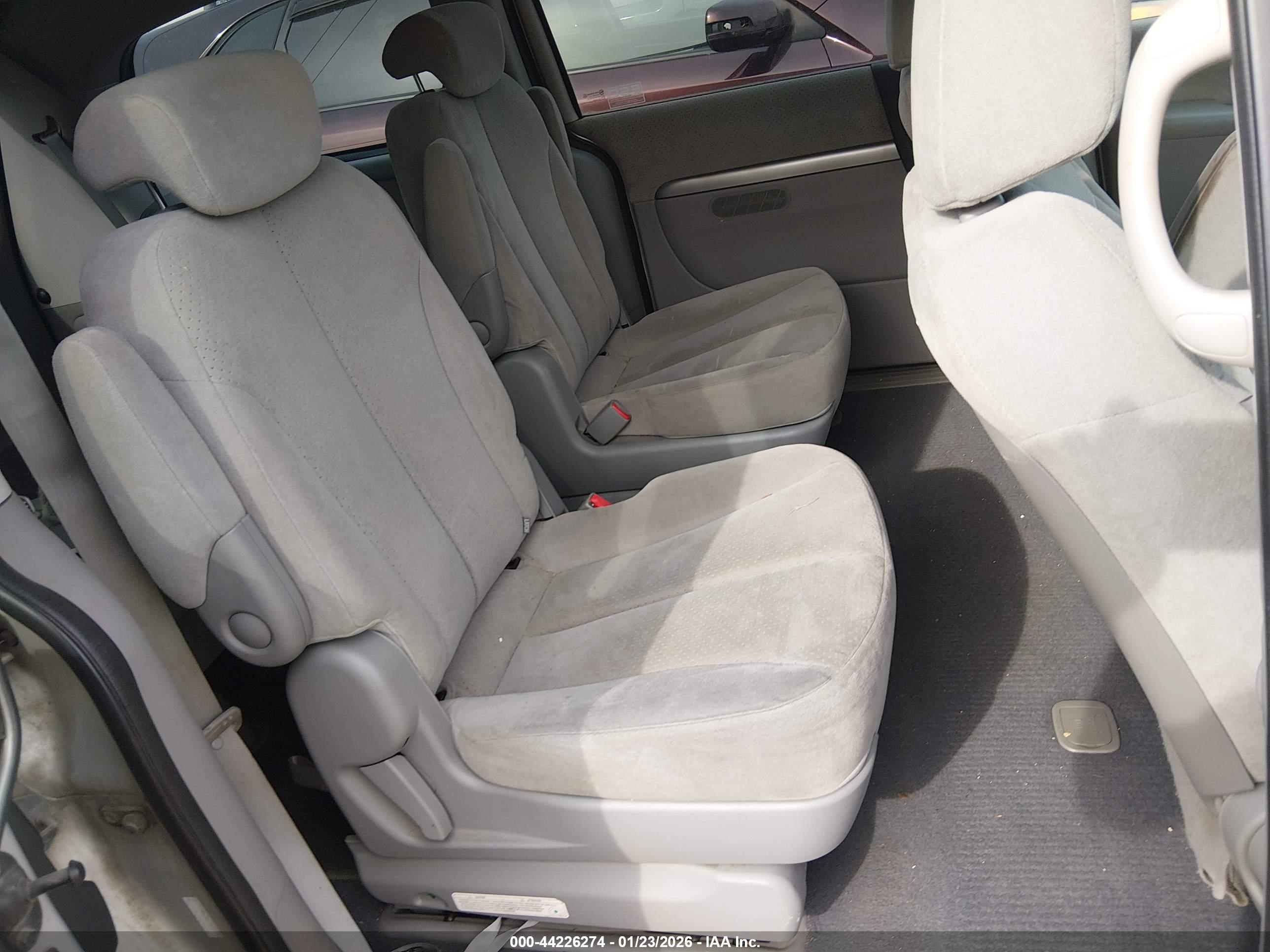 HYUNDAI ENTOURAGE image 8