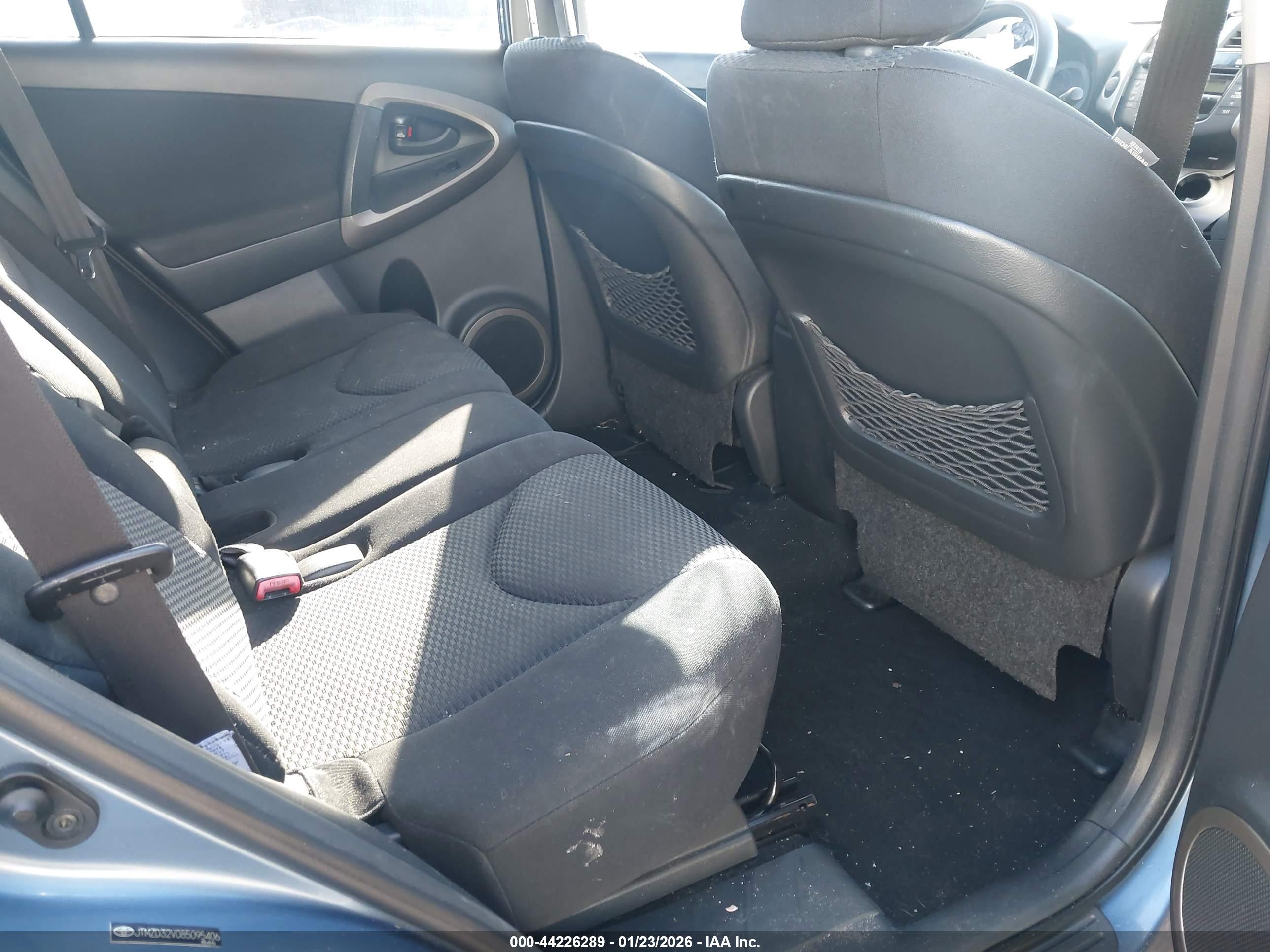 TOYOTA RAV4 image 8