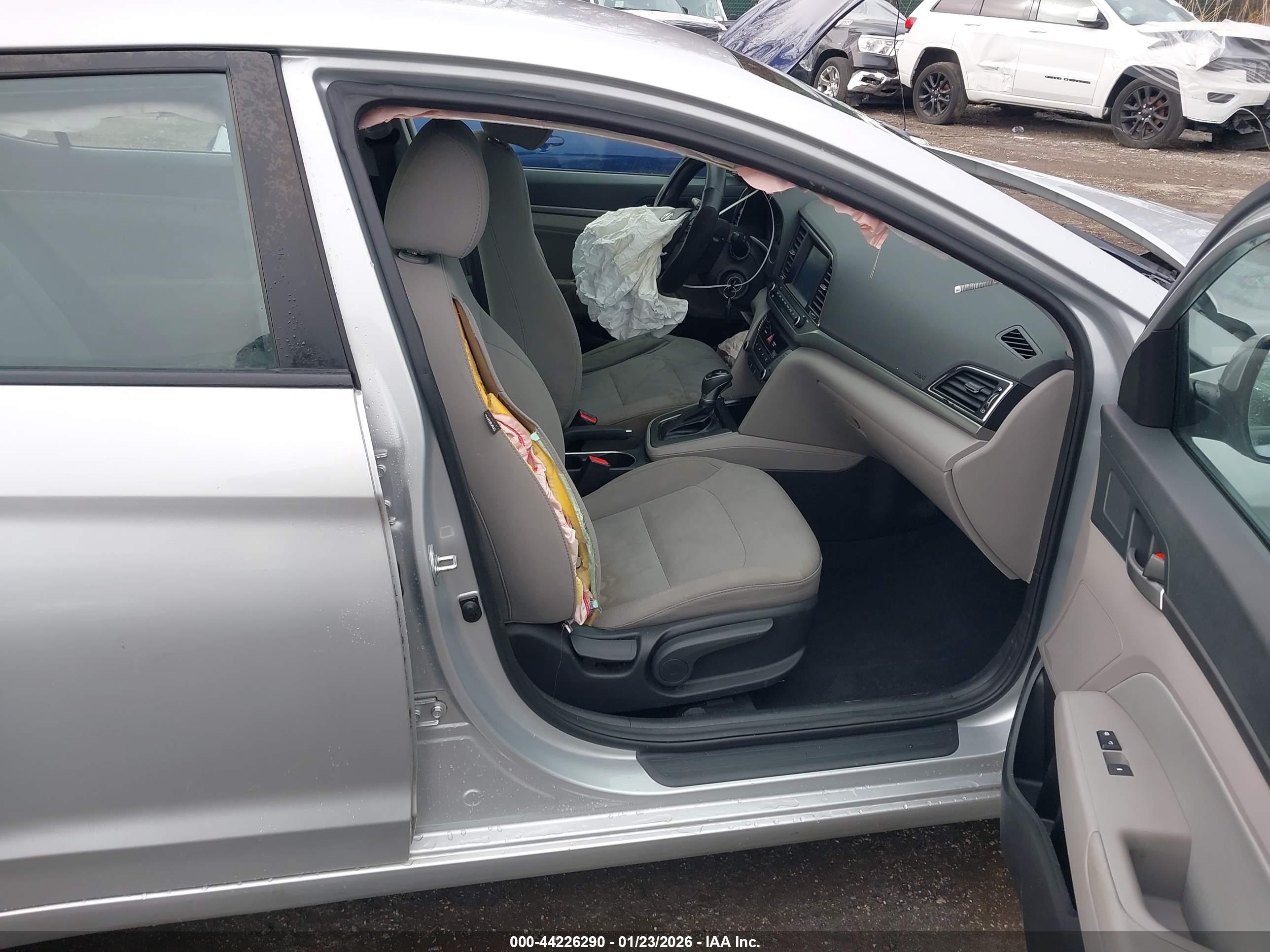 HYUNDAI ELANTRA image 5
