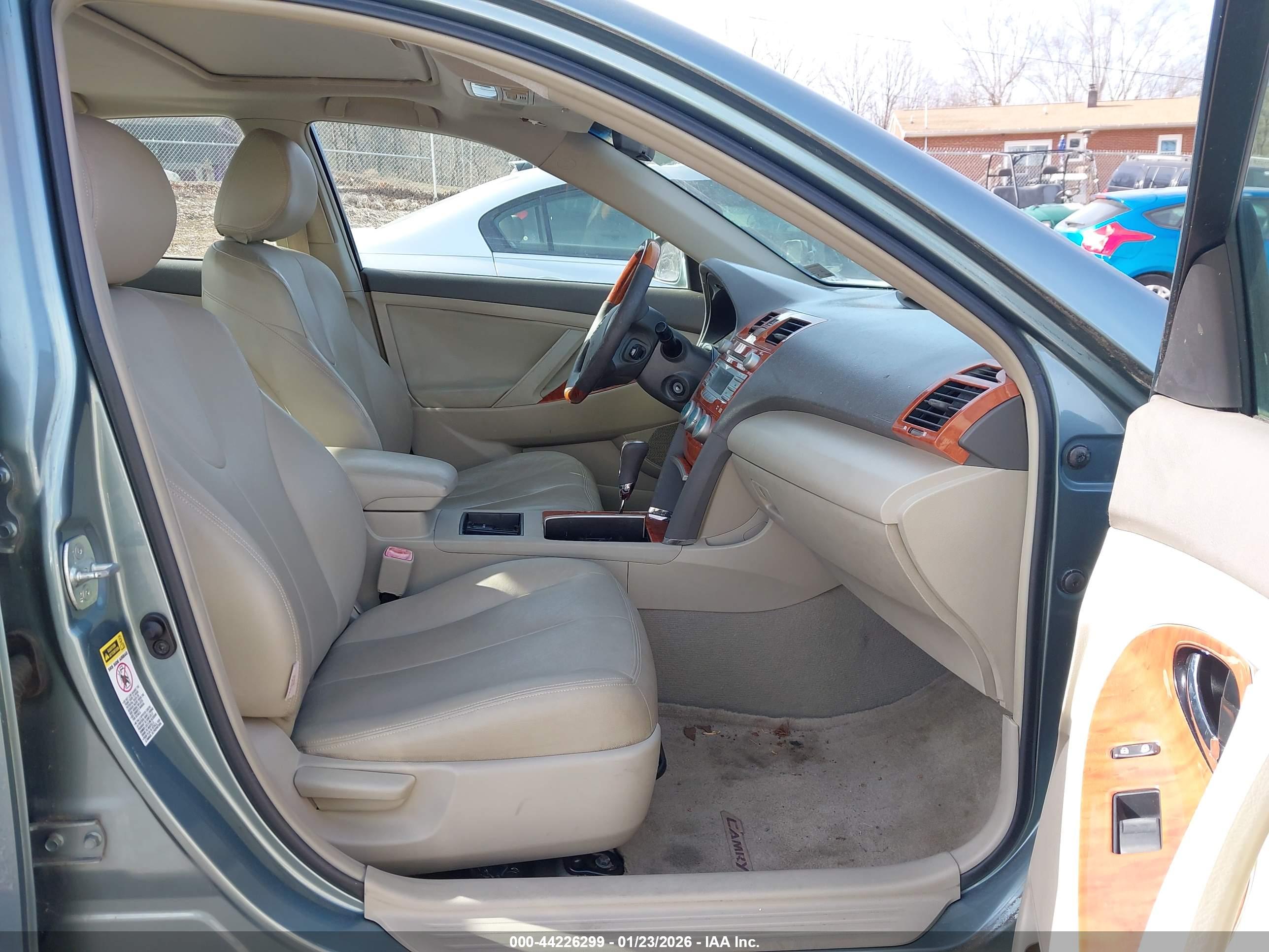 TOYOTA CAMRY image 5