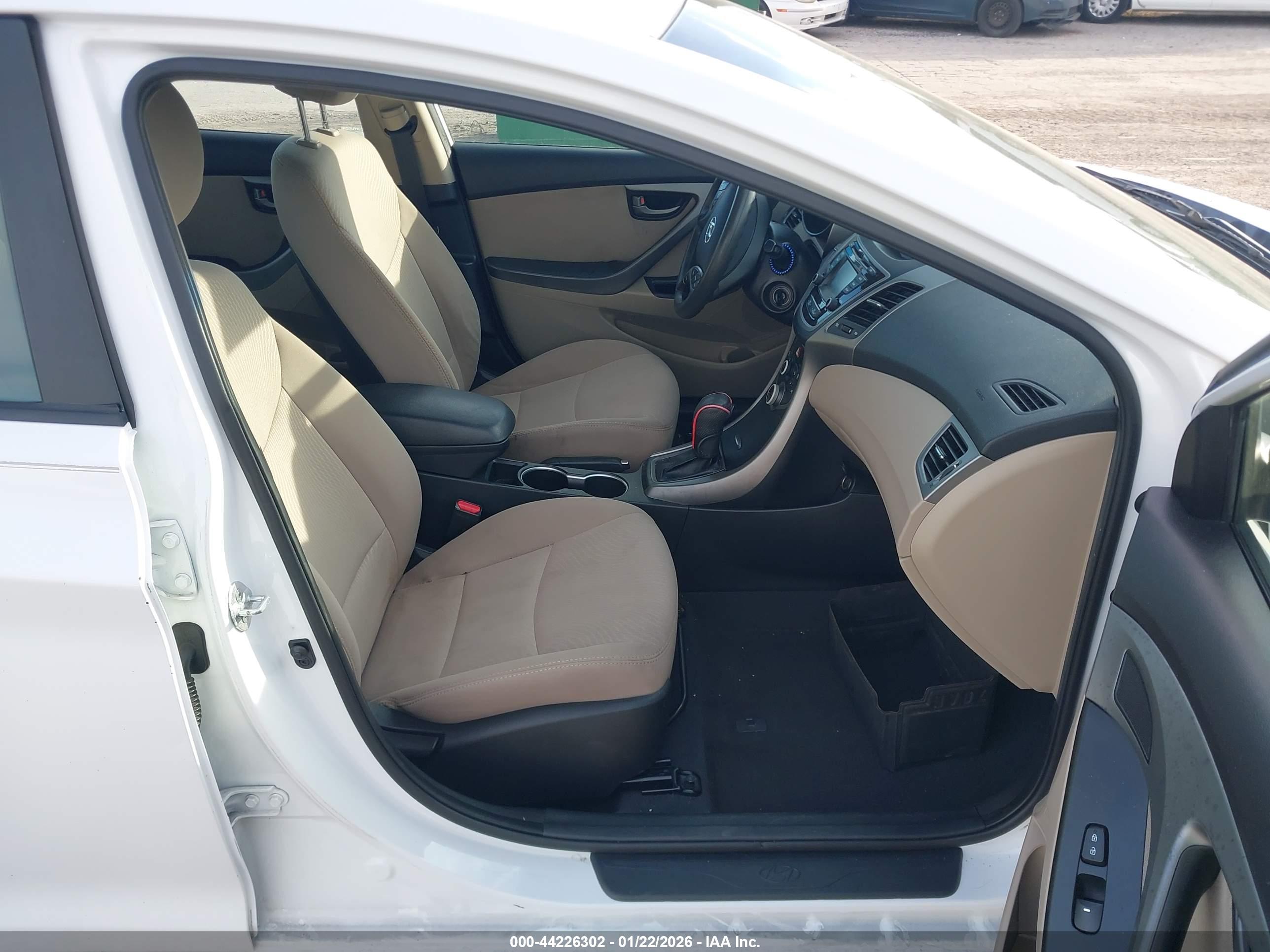 HYUNDAI ELANTRA image 5
