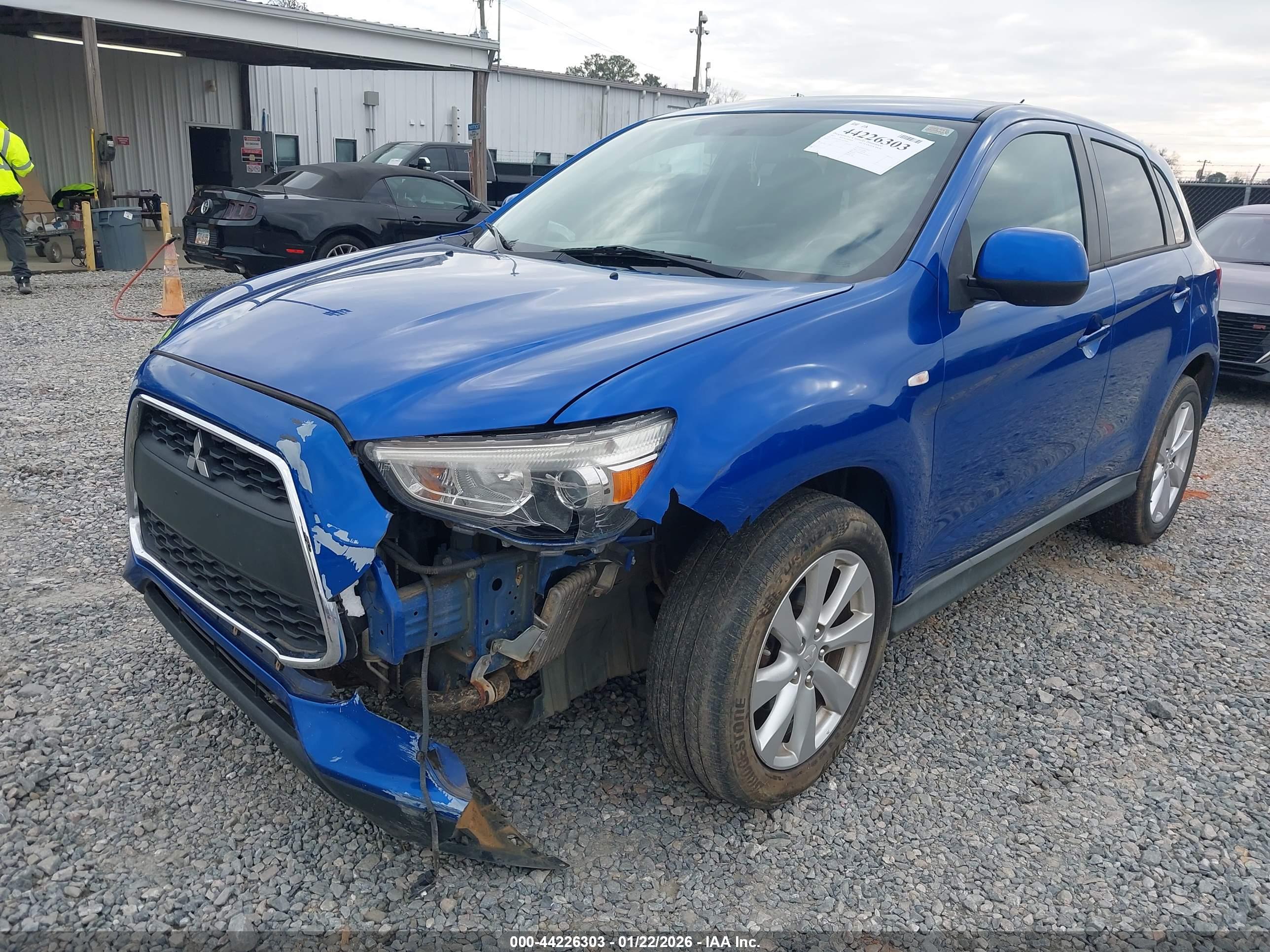 MITSUBISHI OUTLANDER image 2