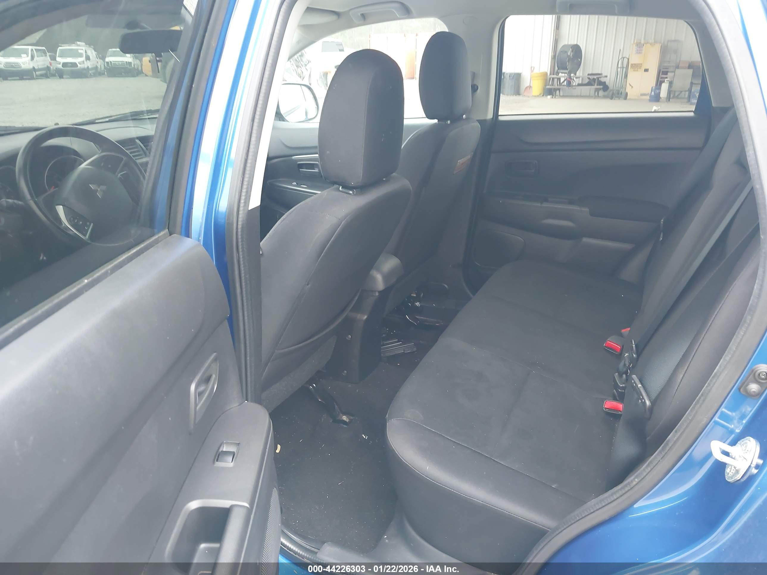 MITSUBISHI OUTLANDER image 8