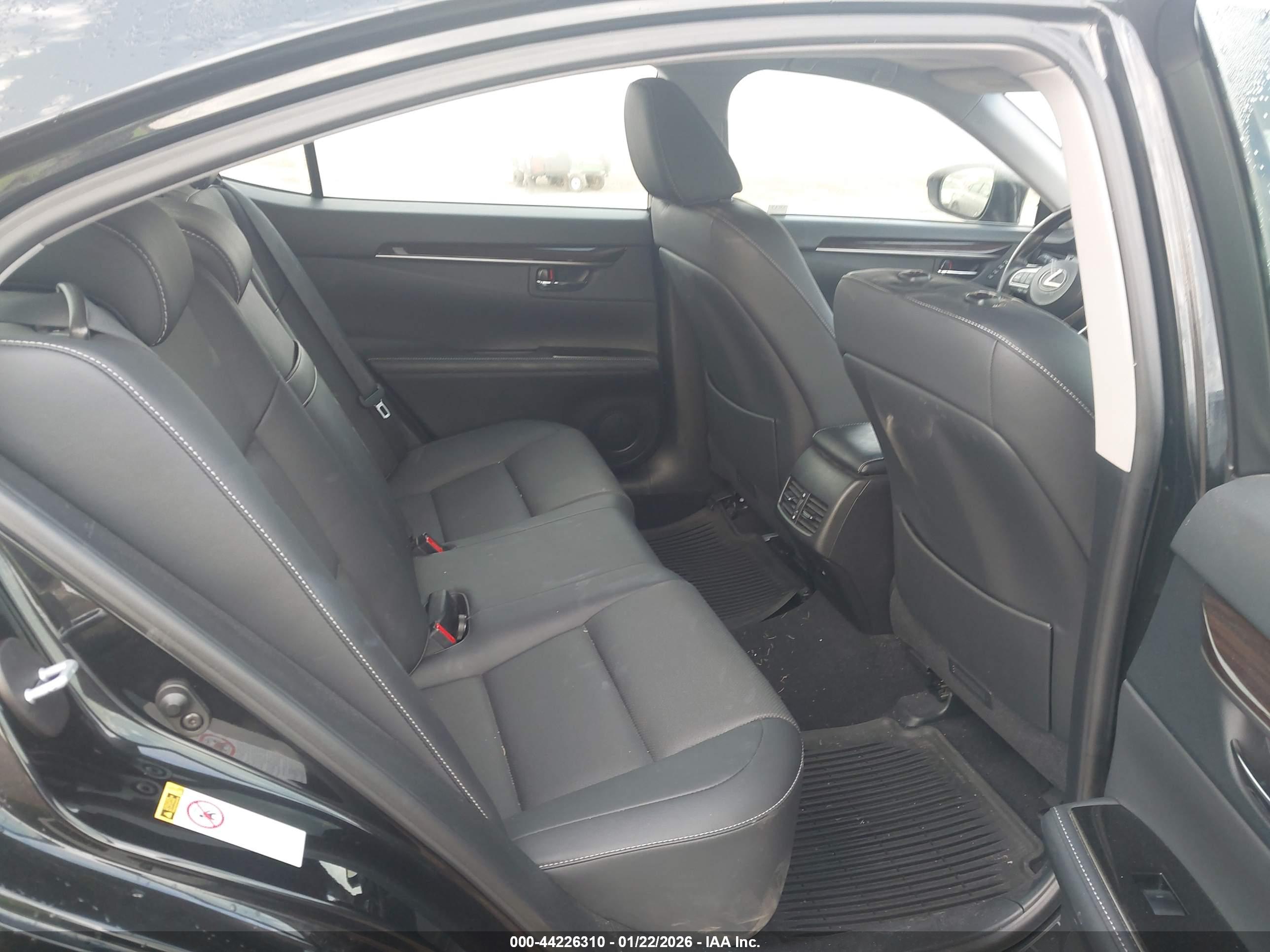 LEXUS ES image 8