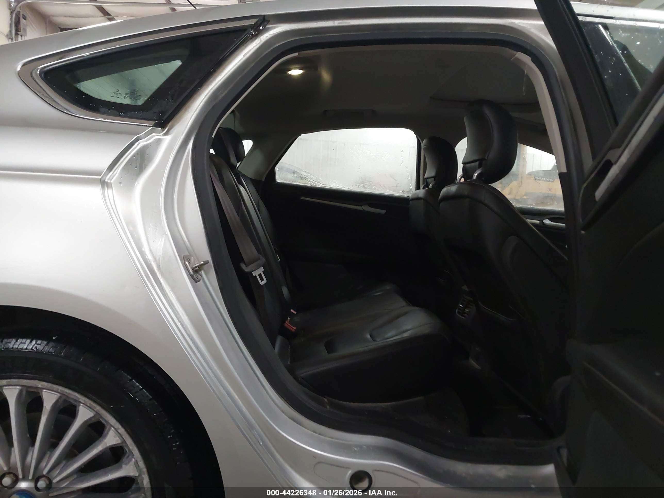 FORD FUSION image 8
