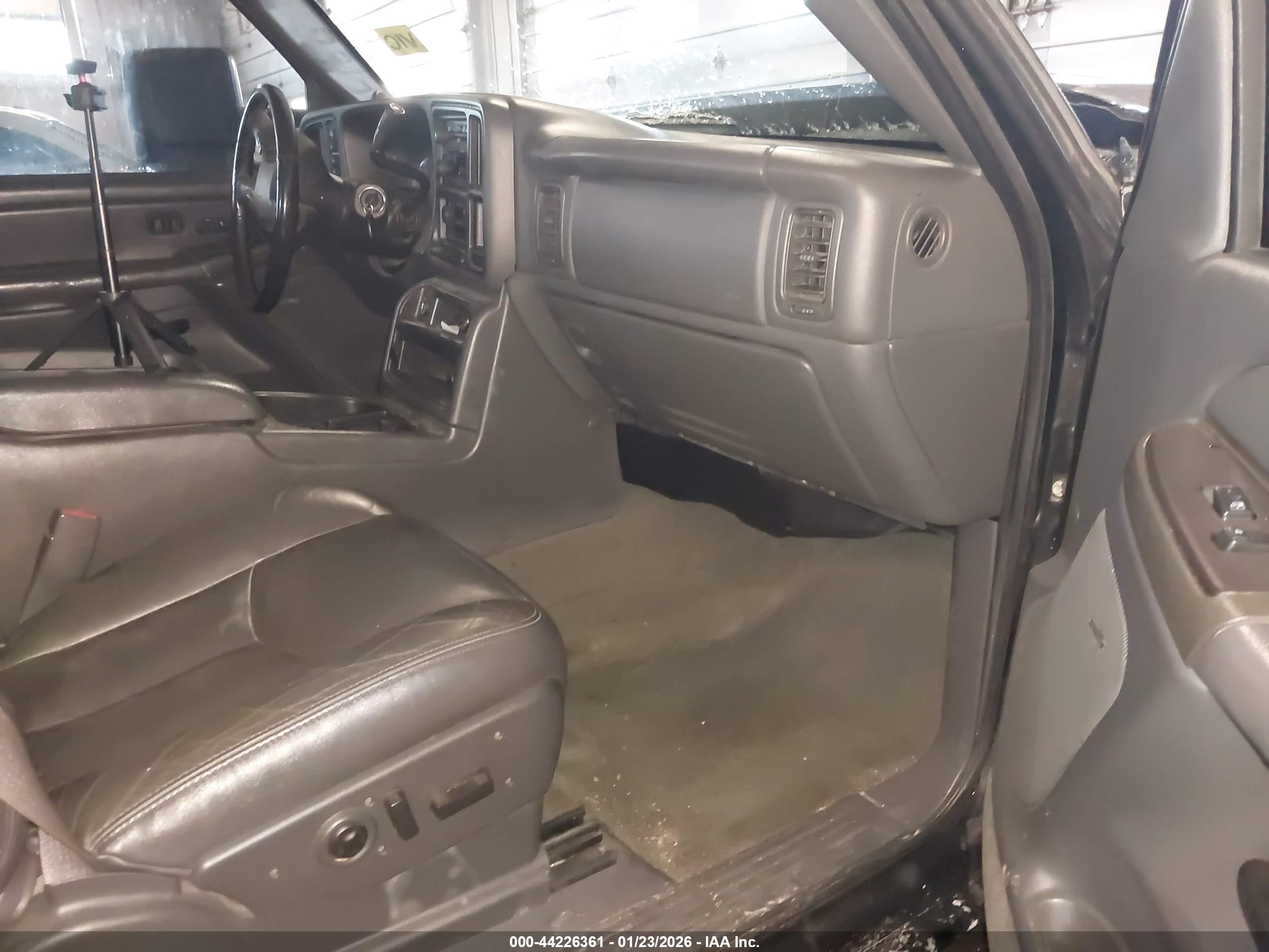 CHEVROLET SILVERADO image 5