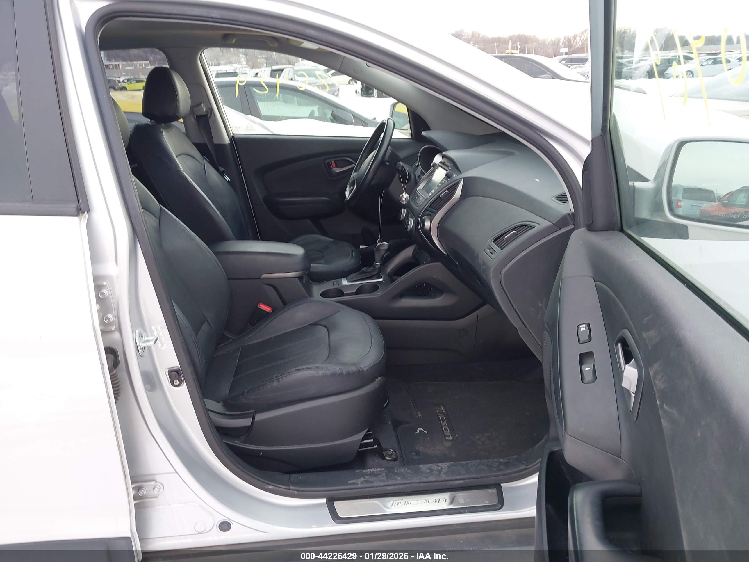 HYUNDAI TUCSON image 5