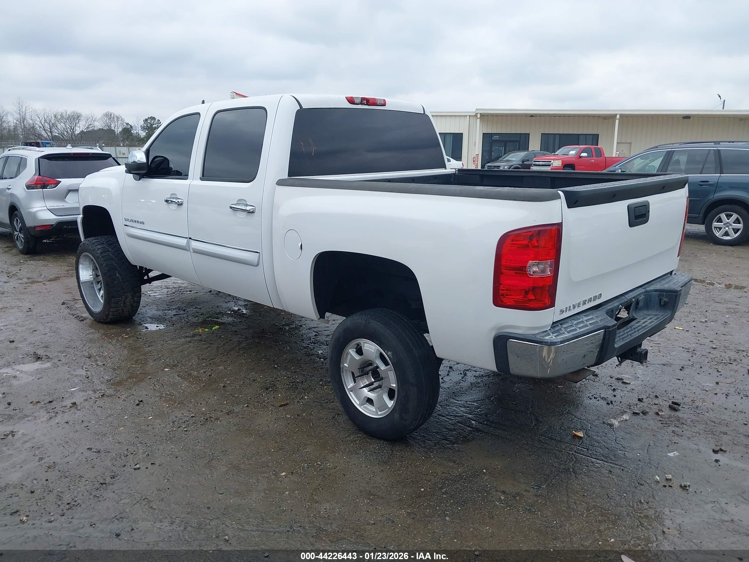 CHEVROLET SILVERADO image 3