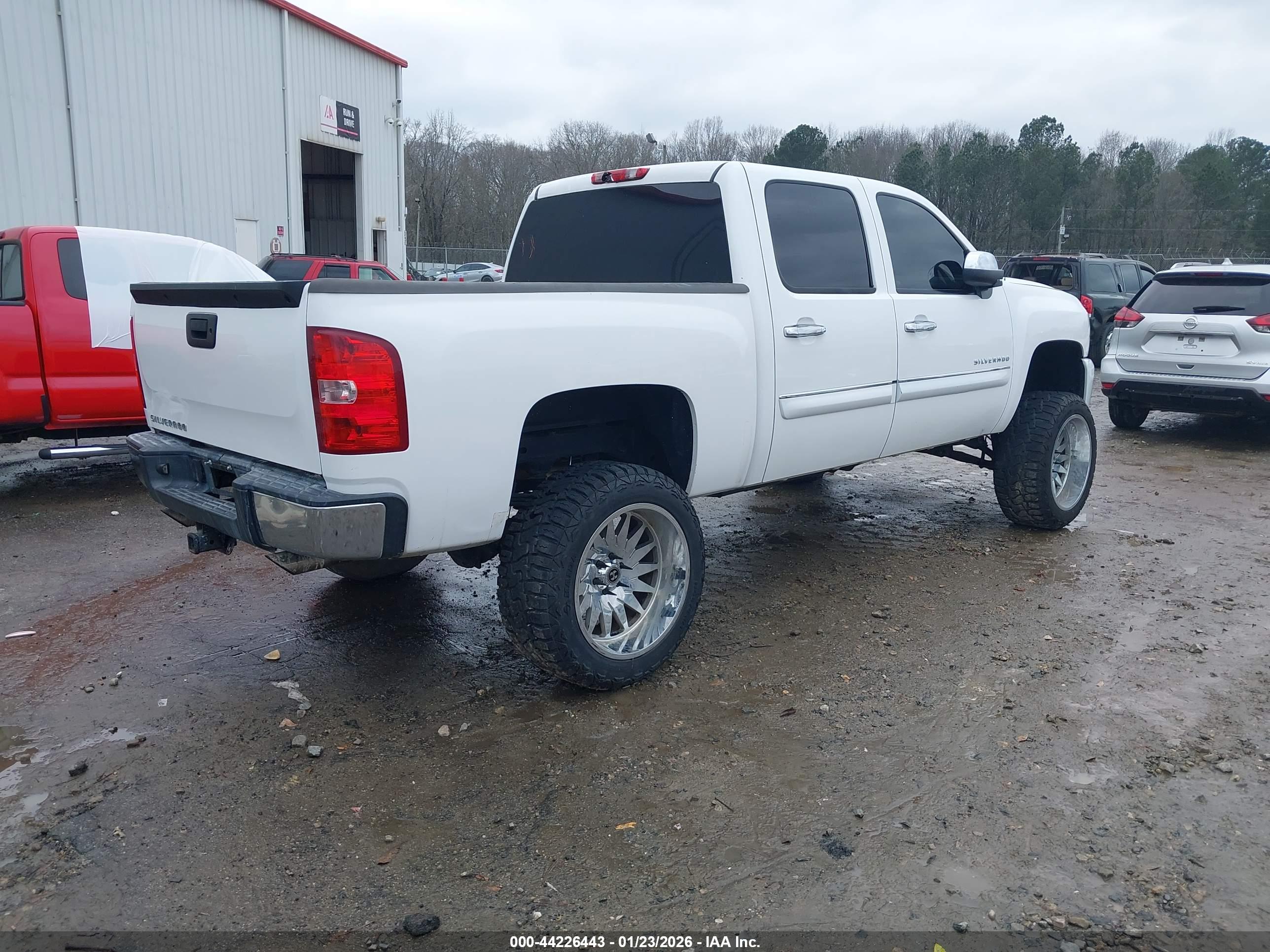CHEVROLET SILVERADO image 4