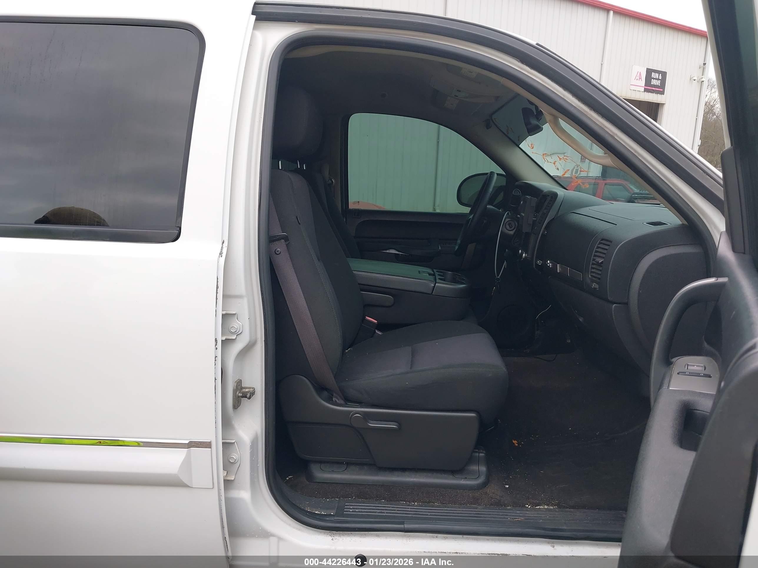 CHEVROLET SILVERADO image 5