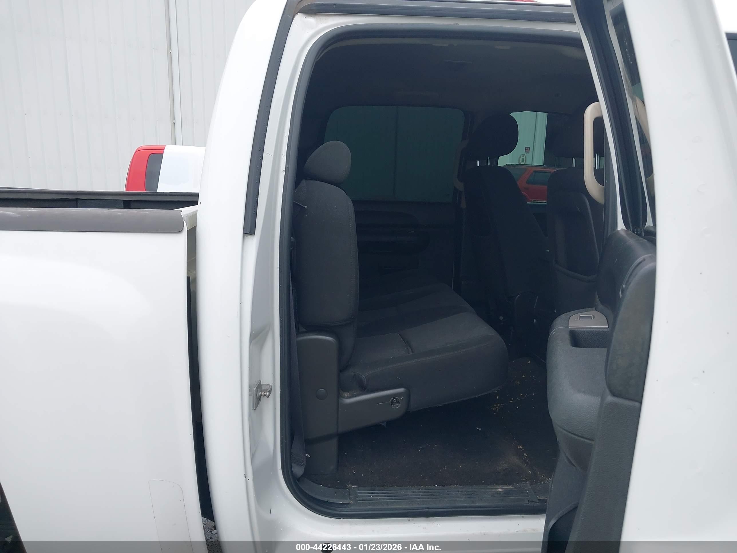 CHEVROLET SILVERADO image 8