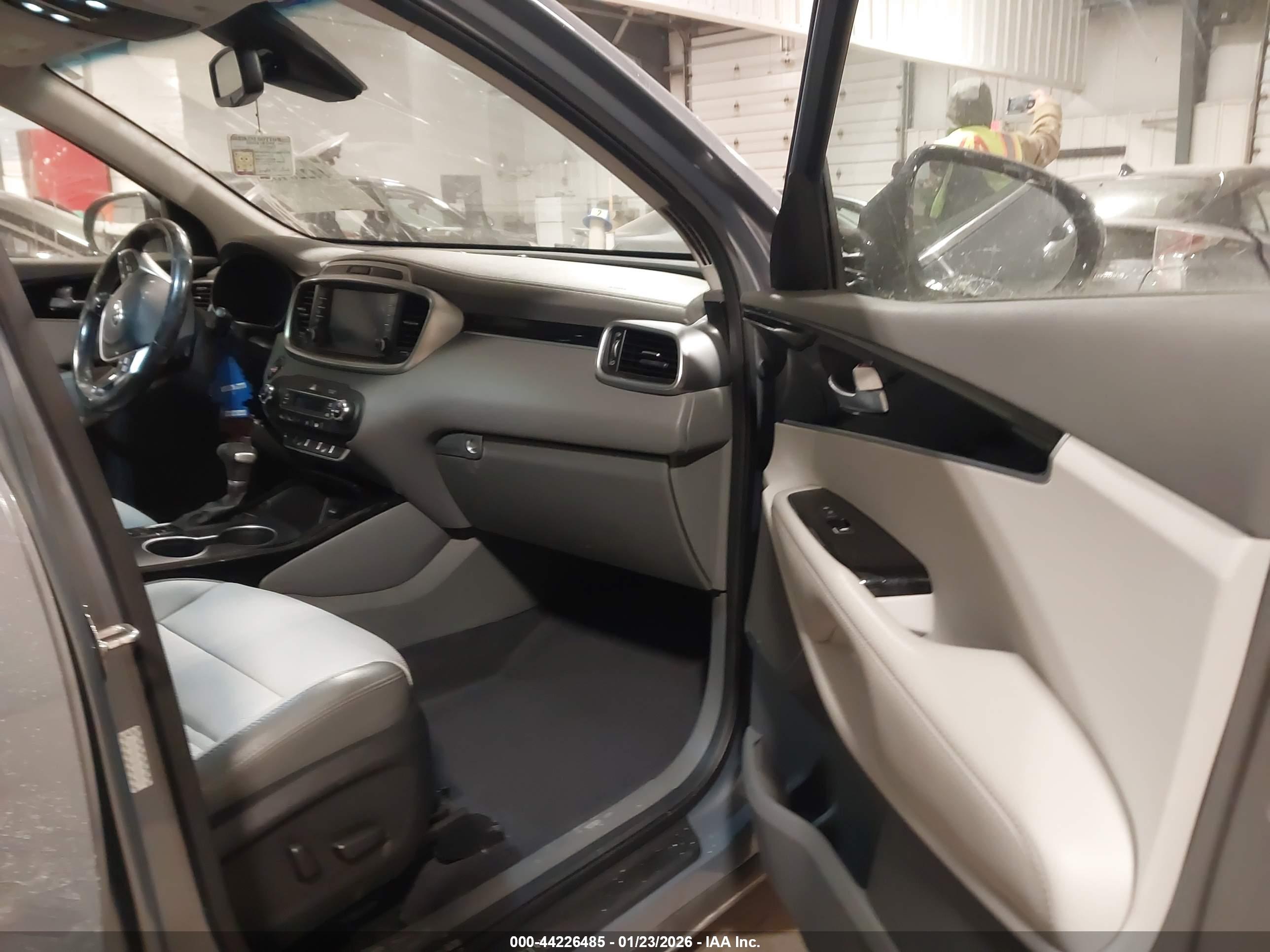KIA SORENTO image 5