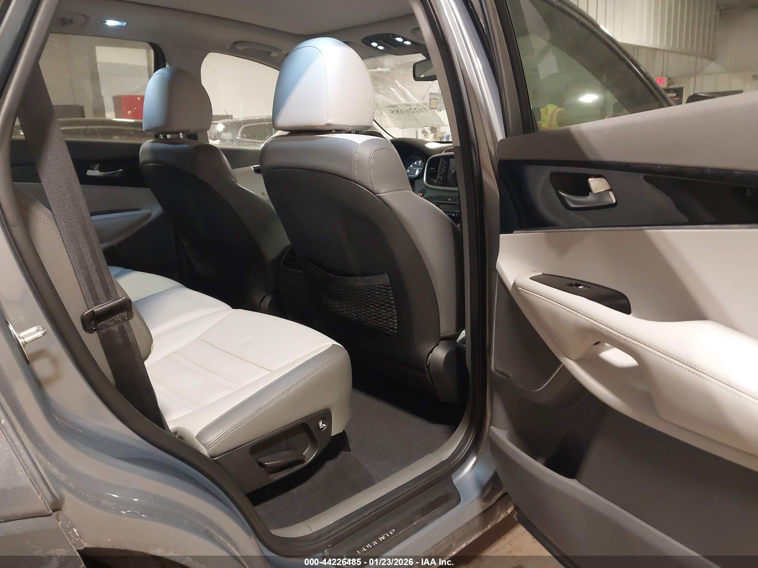 KIA SORENTO image 8