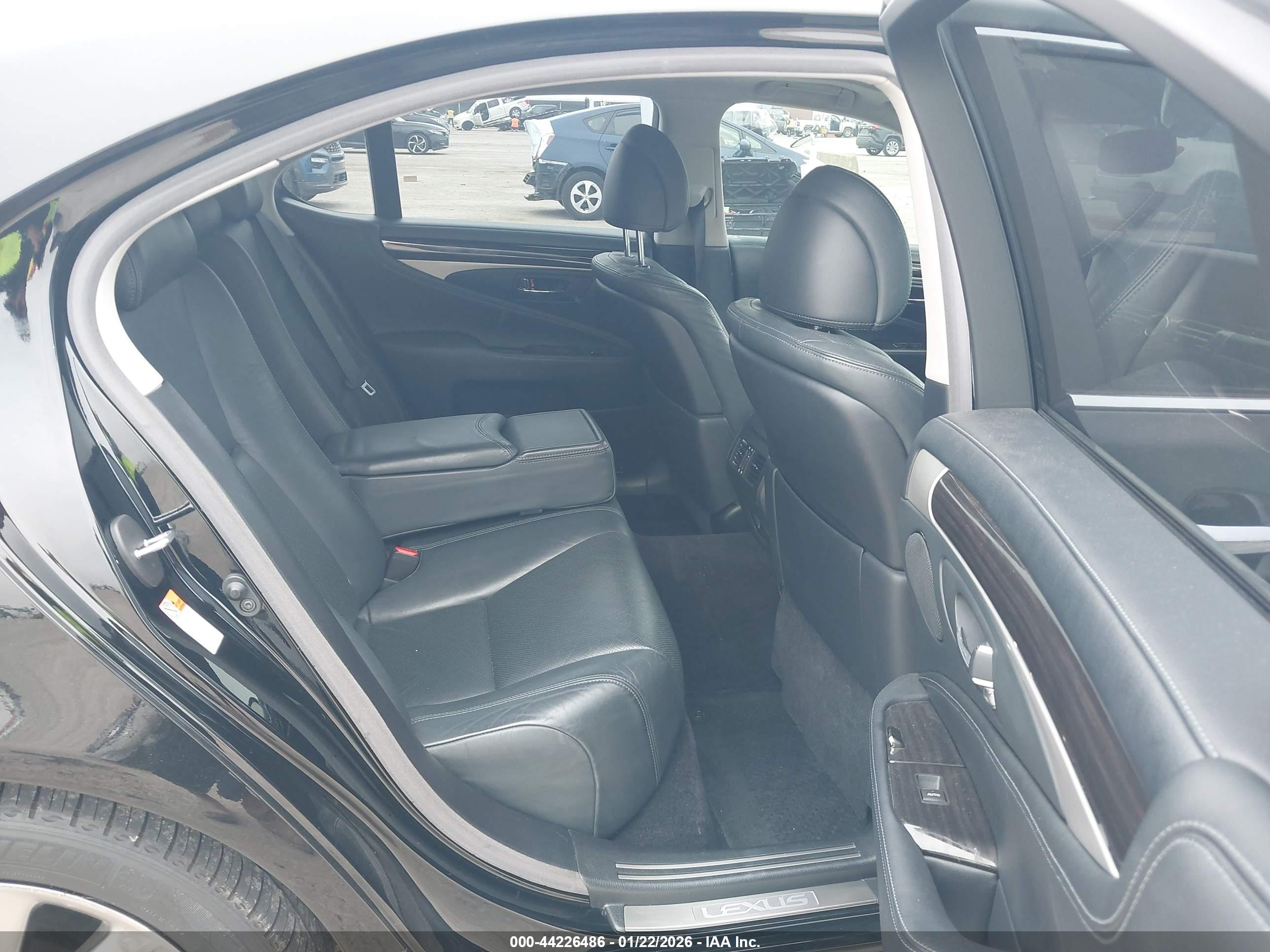 LEXUS LS image 8