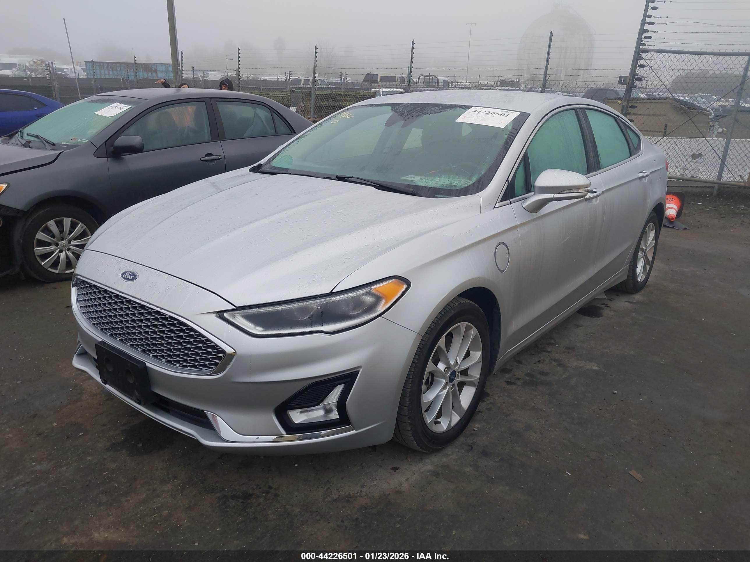 FORD FUSION image 2