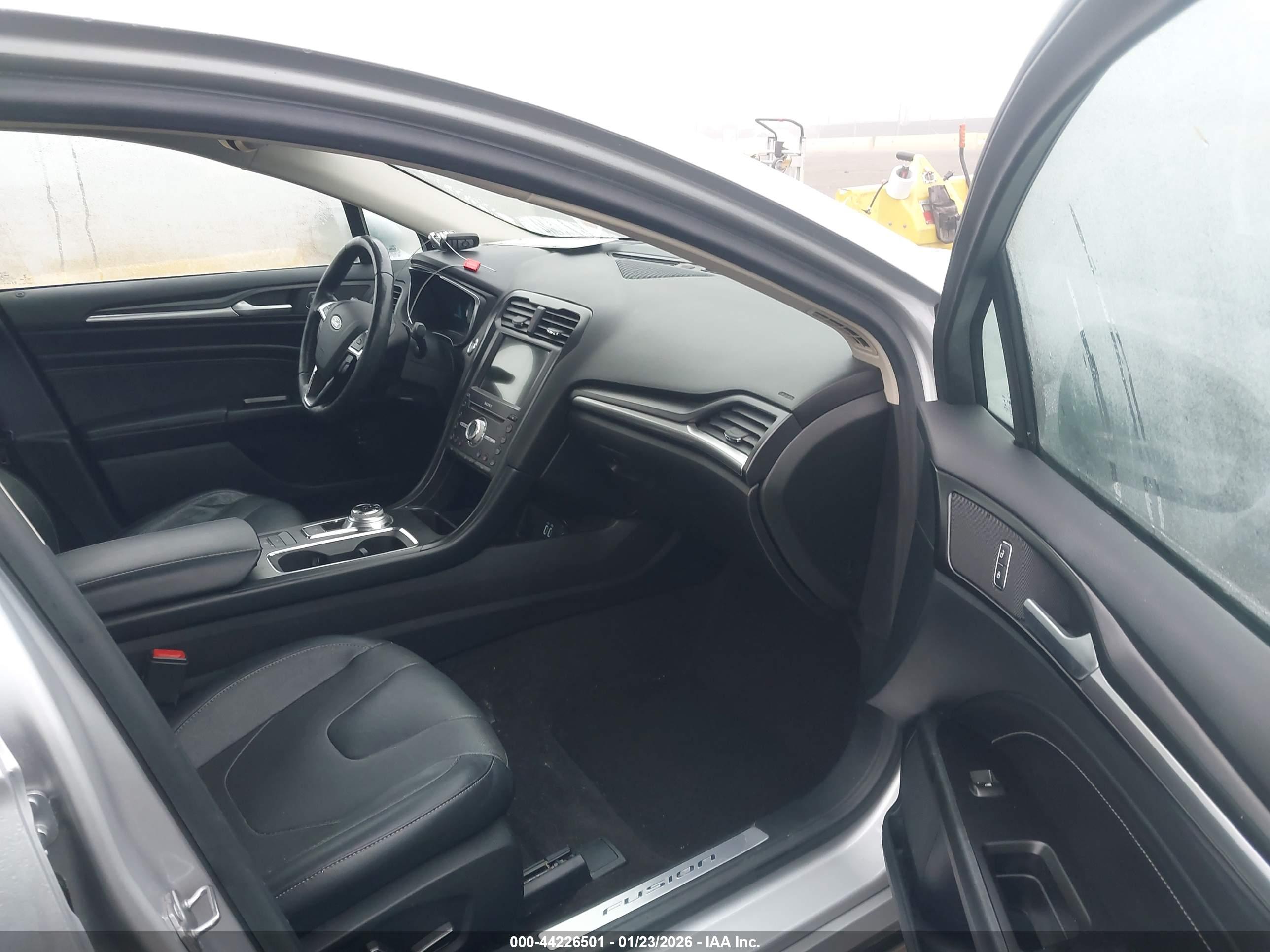 FORD FUSION image 5