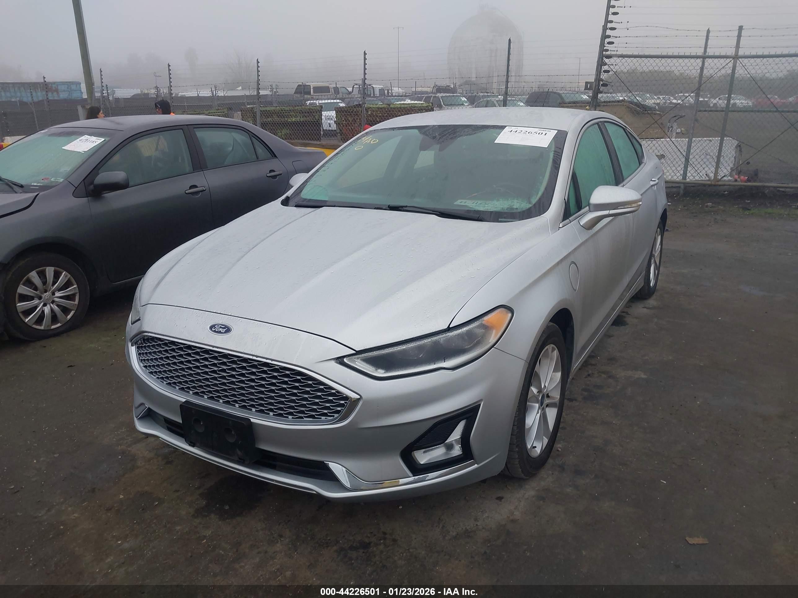 FORD FUSION image 6