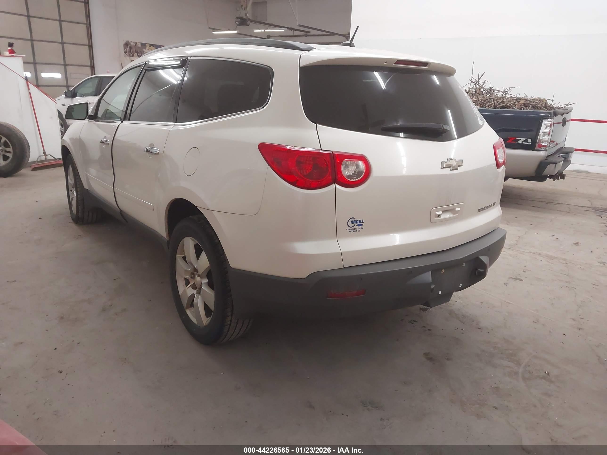 CHEVROLET TRAVERSE image 3