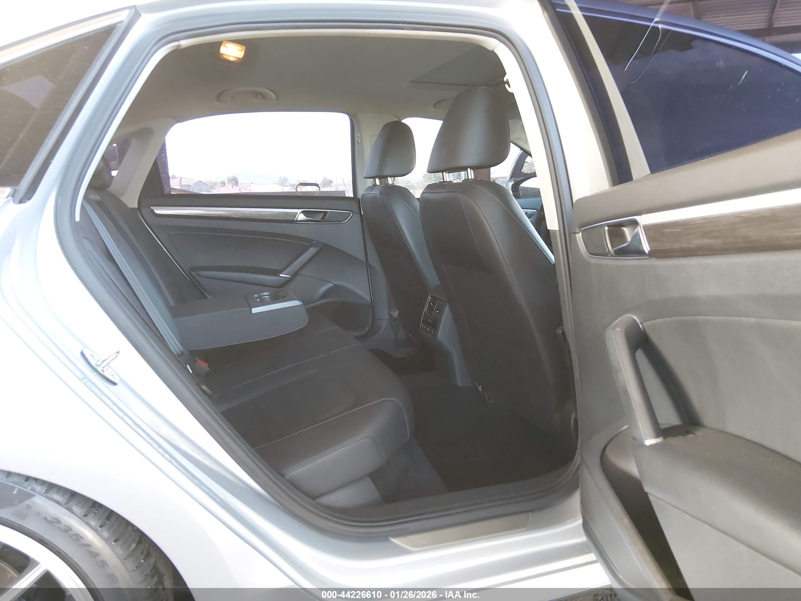 VOLKSWAGEN PASSAT image 8