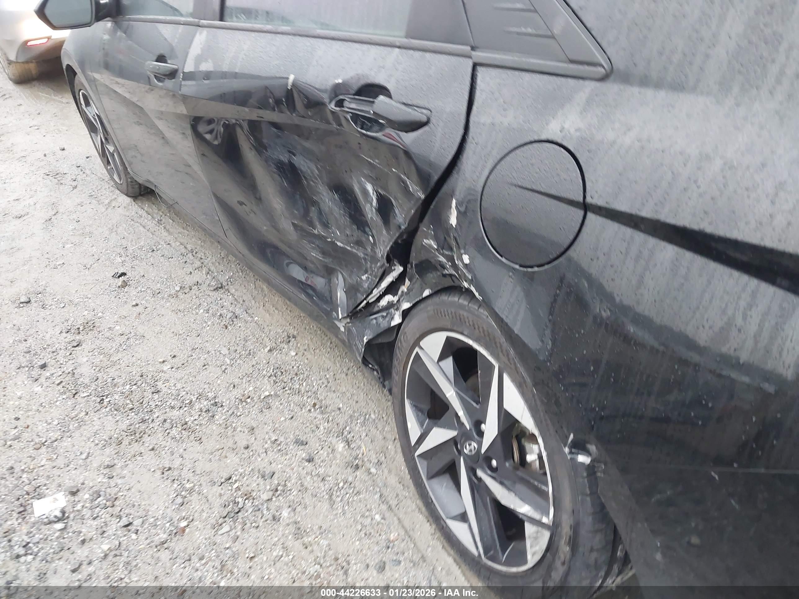 HYUNDAI ELANTRA image 6